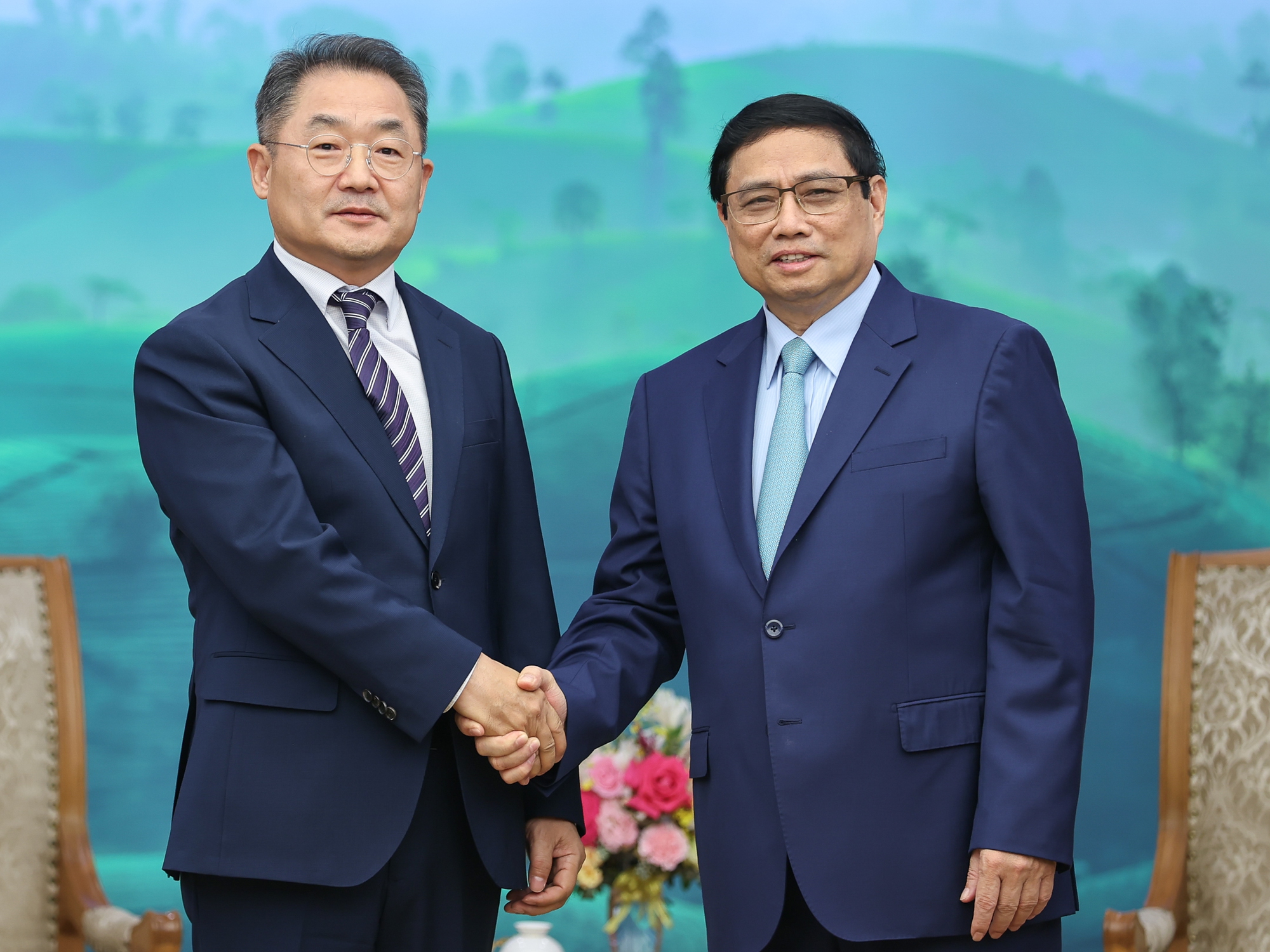 Thủ tướng Phạm Minh Chính tiếp ông Ji Jong Rip, Phó Chủ tịch, Tổng Giám đốc toàn cầu của Tập đoàn công nghệ Amkor - Ảnh: VGP/Nhật Bắc