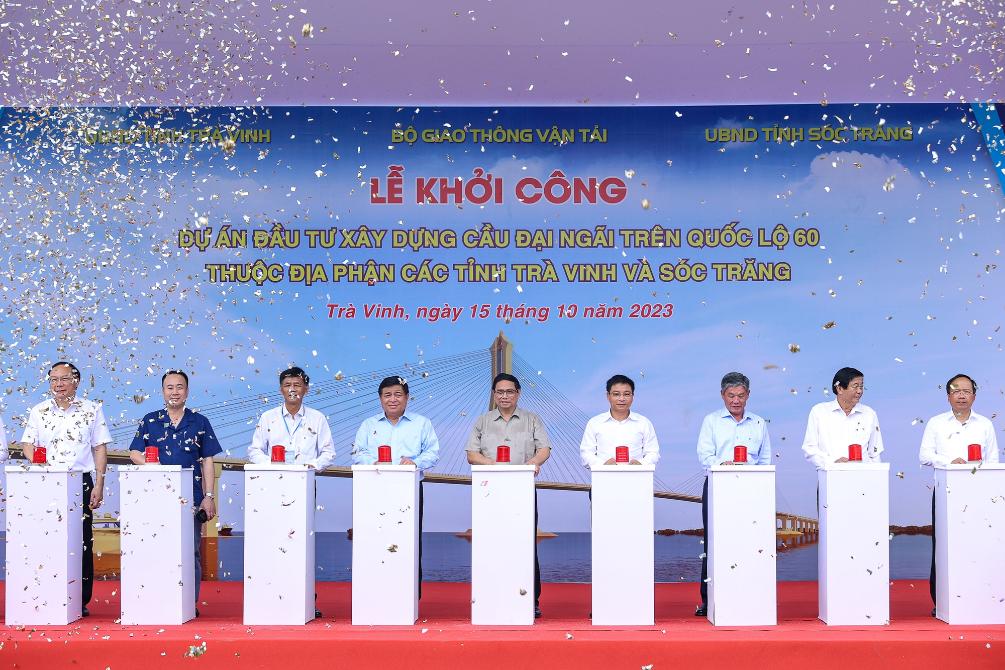 Thủ tướng Phạm Minh Chính và các đại biểu bấm nút khởi công dự án xây dựng cầu Đại Ngãi - Ảnh: VGP/Nhật Bắc