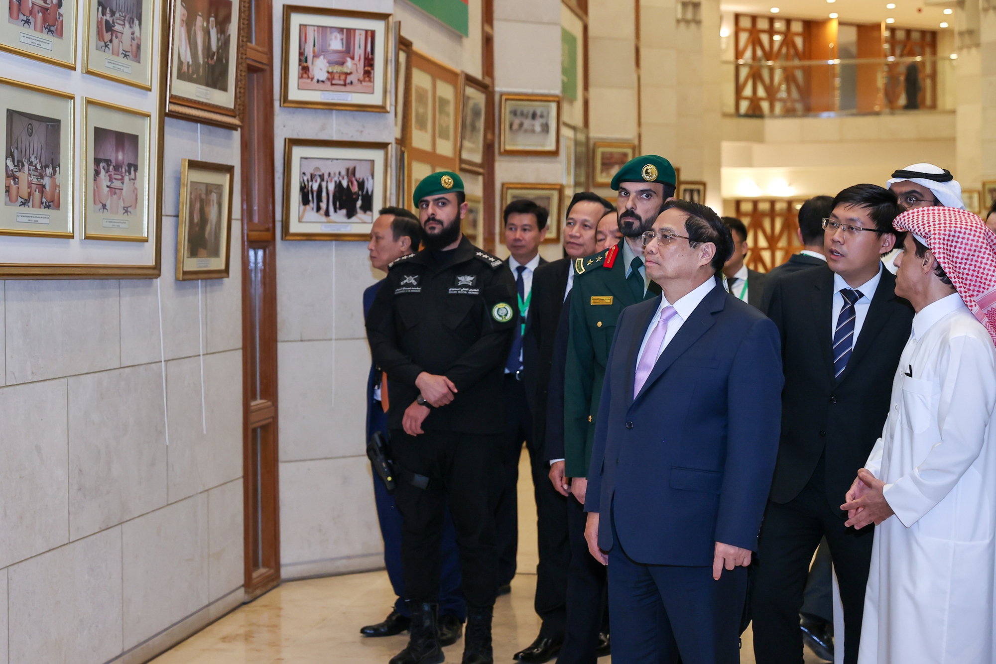 Thủ tướng Phạm Minh Chính thăm Trụ sở Ban thư ký GCC và chứng kiến lễ ký Bản ghi nhớ hợp tác giữa Bộ Ngoại giao Việt Nam và Ban thư ký GCC - Ảnh: VGP/Nhật Bắc