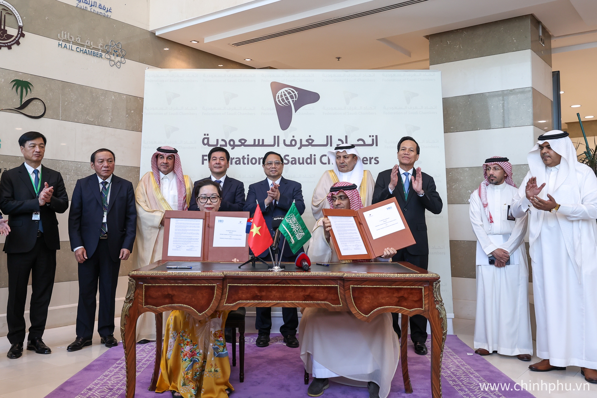 Thủ tướng chứng kiến lễ ký kết biên bản ghi nhớ hợp tác giữa các liên đoàn, công ty, cơ quan của Việt Nam và Saudi Arabia - Ảnh: VGP/Nhật Bắc