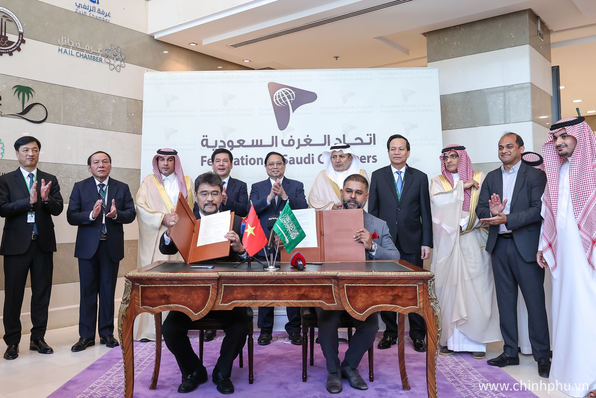 Thủ tướng chứng kiến lễ ký kết biên bản ghi nhớ hợp tác giữa các liên đoàn, công ty, cơ quan của Việt Nam và Saudi Arabia - Ảnh: VGP/Nhật Bắc
