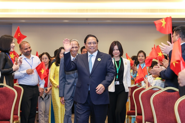 Thủ tướng Phạm Minh Chính gặp gỡ cán bộ, nhân viên Đại sứ quán và cộng đồng người Việt Nam tại Saudi Arabia - Ảnh: VGP/Nhật Bắc