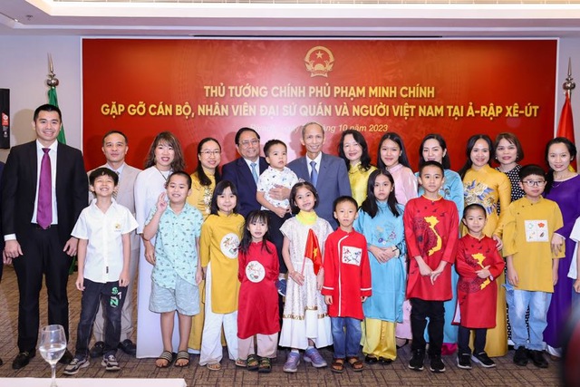 Thủ tướng Phạm Minh Chính gặp gỡ cán bộ, nhân viên Đại sứ quán và cộng đồng người Việt Nam tại Saudi Arabia - Ảnh: VGP/Nhật Bắc