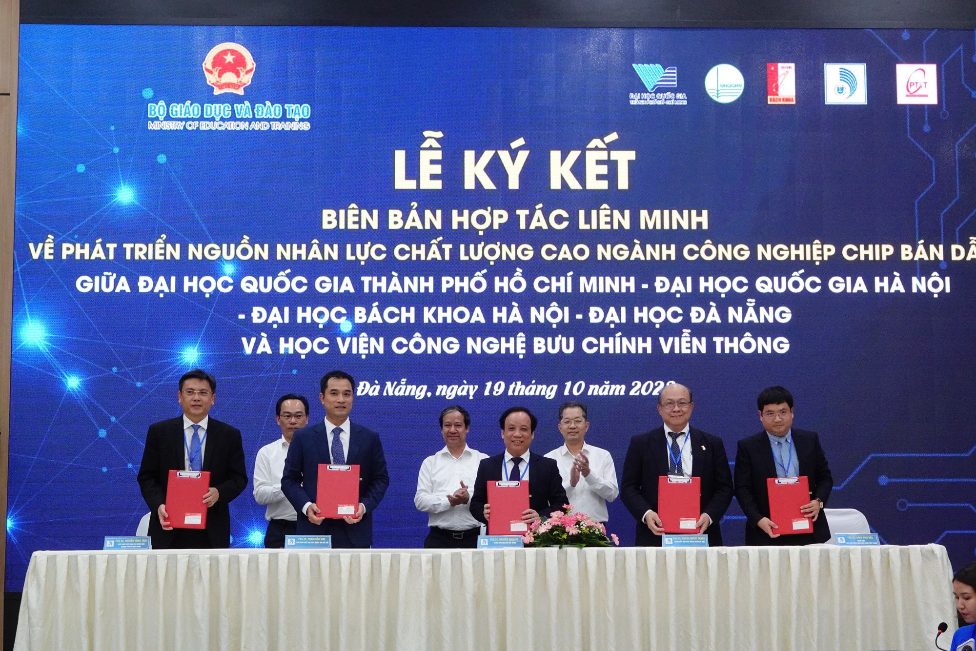 Nhân lực ngành chip bán dẫn: rất cần "sự bắt tay" giữa nhà trường và doanh nghiệp - Ảnh 2. Nhân lực ngành chip bán dẫn: rất cần "sự bắt tay" giữa nhà trường và doanh nghiệp - Ảnh 2.