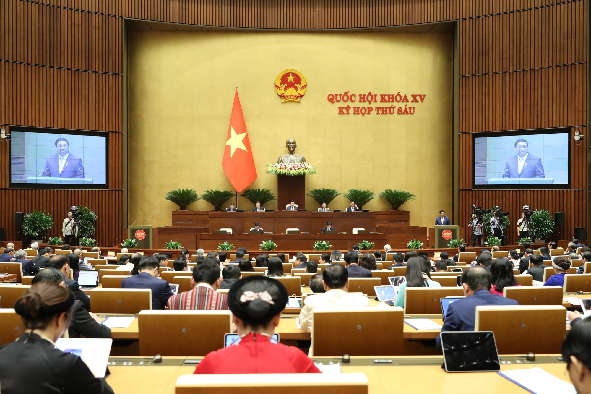 Sáng 23/10, tại phiên khai mạc kỳ họp thứ 6 Quốc hội khoá XV, Thủ tướng Phạm Minh Chính trình bày Báo cáo đánh giá kết quả thực hiện Kế hoạch phát triển KTXH năm 2023, dự kiến Kế hoạch phát triển KTXH năm 2024 - Ảnh: VGP/Nhật Bắc
