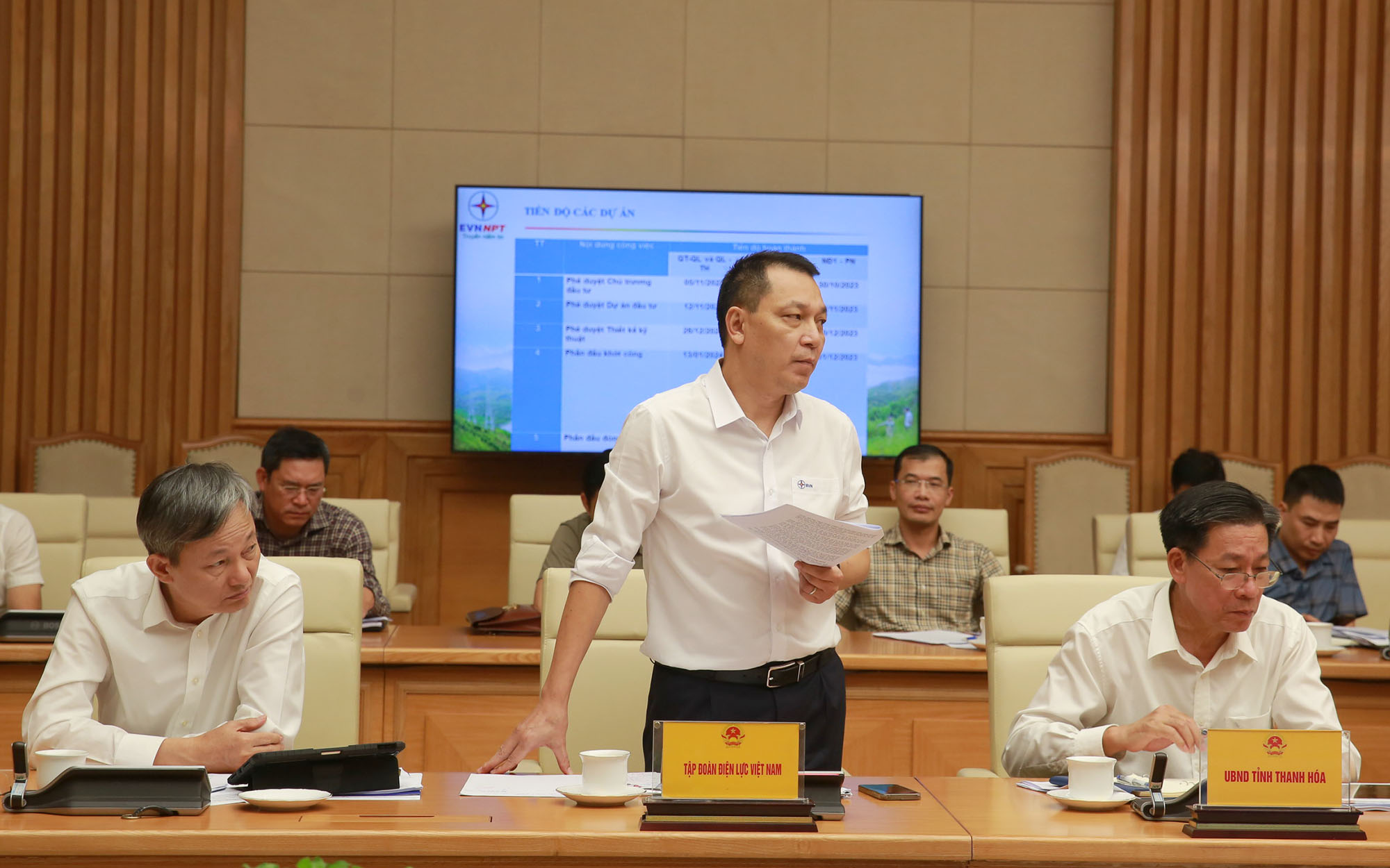 Chủ tịch Hội đồng thành viên EVN Đặng Hoàng An báo cáo về tiến độ các dự án đường dây 500 kV mạch 3 - Ảnh: VGP/Minh Khôi