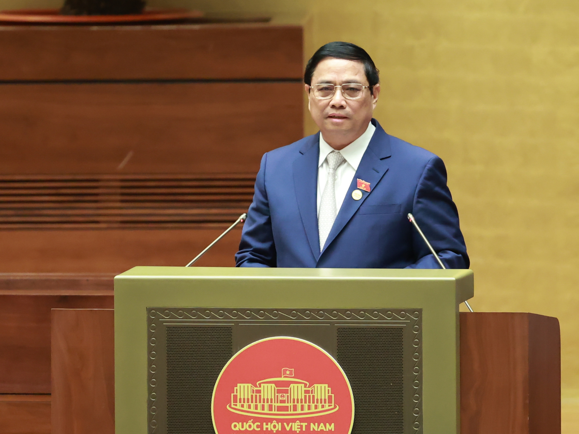 Thủ tướng Phạm Minh Chính trình bày báo cáo tại phiên khai mạc Kỳ họp thứ 6, Quốc hội khoá XV - Ảnh: VGP/Nhật Bắc