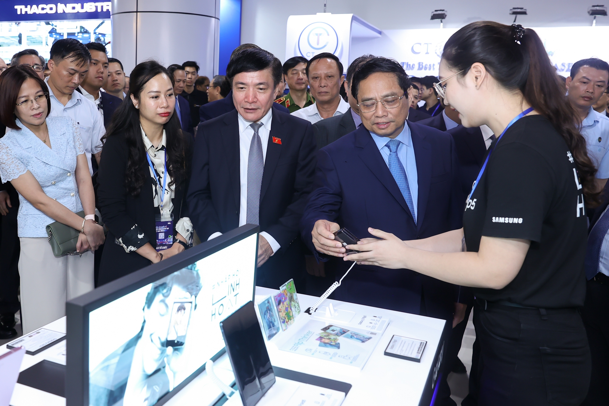 Nhân dịp này, Thủ tướng Phạm Minh Chính cùng các đại biểu tham quan gian hàng trưng bày sản phẩm đổi mới sáng tạo của các doanh nghiệp - Ảnh: VGP/Nhật Bắc