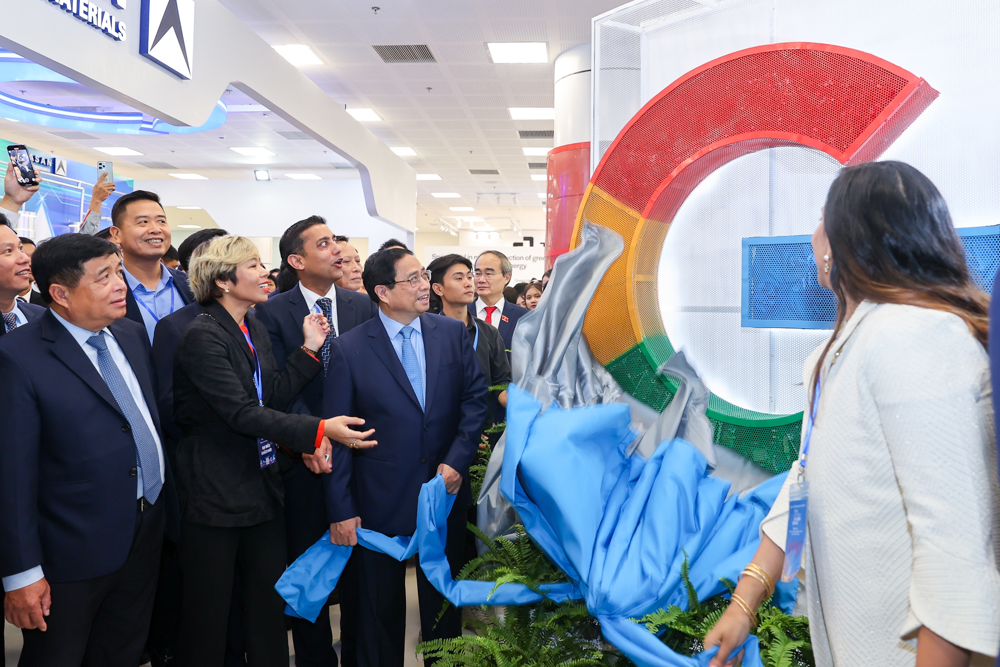 Trong không gian đổi mới sáng tạo lớn nhất Việt Nam, VIIE 2023 có khoảng 200 gian hàng với sự tham gia của nhiều doanh nghiệp công nghệ quy mô lớn - Ảnh: VGP/Nhật Bắc