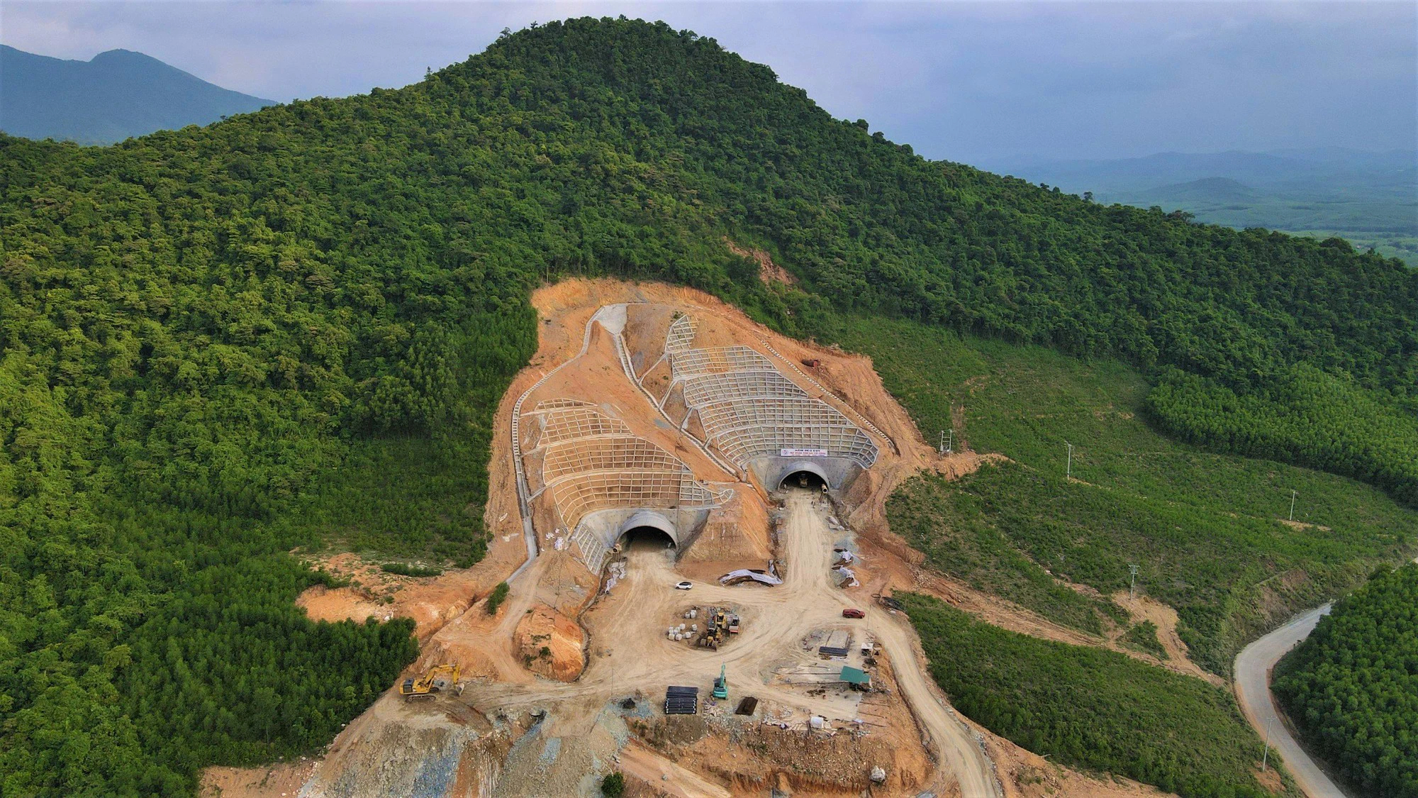 Thiếu vật liệu và mặt bằng, cao tốc Bắc-Nam giai đoạn 2 'chật vật' giữ tiến độ - Ảnh 2. Thiếu vật liệu và mặt bằng, cao tốc Bắc-Nam giai đoạn 2 'chật vật' giữ tiến độ - Ảnh 2.