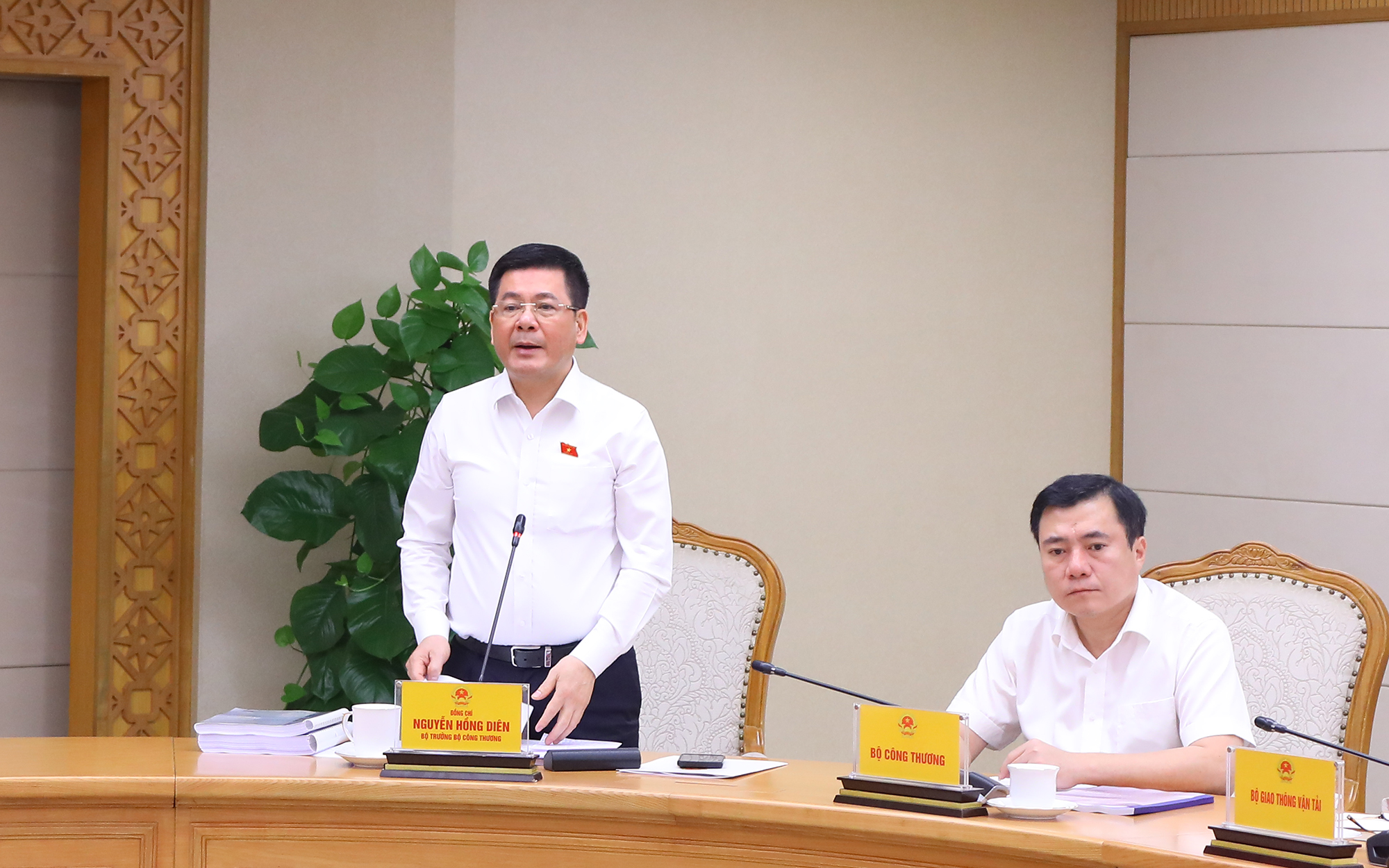 Bộ trưởng Bộ Công Thương Nguyễn Hồng Diên trao đổi về một số nội dung chính của Kế hoạch thực hiện Quy hoạch điện VIII - Ảnh: VGP/Minh Khôi