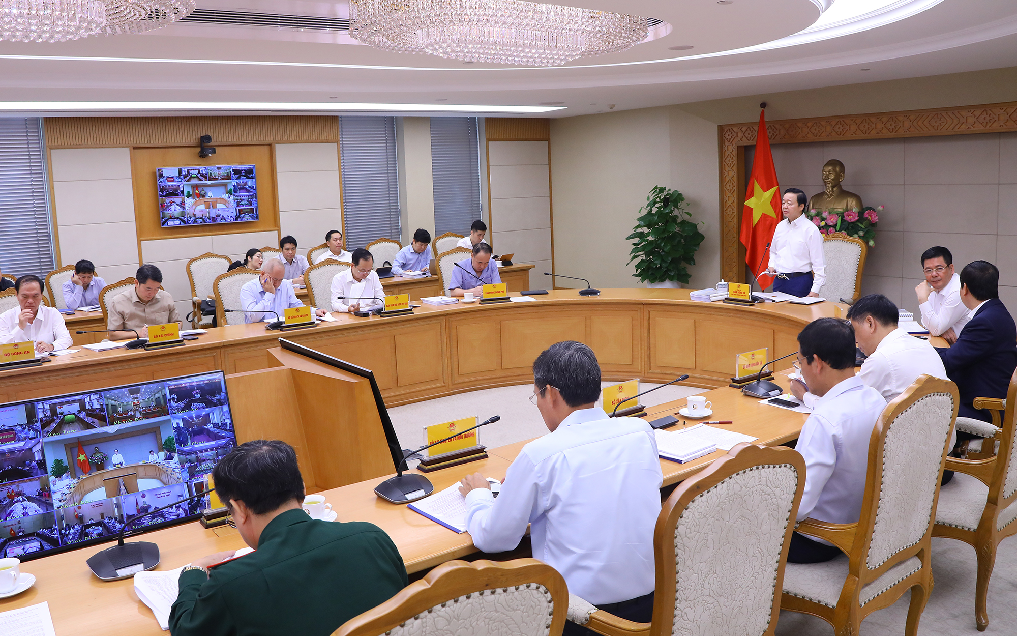 Phó Thủ tướng Trần Hồng Hà cho rằng các địa phương có vai trò rất quan trọng trong việc bảo đảm điều kiện, tính khả thi trong triển khai những dự án nguồn điện, hạ tầng truyền tải, cân đối phụ tải… - Ảnh: VGP/Minh Khôi