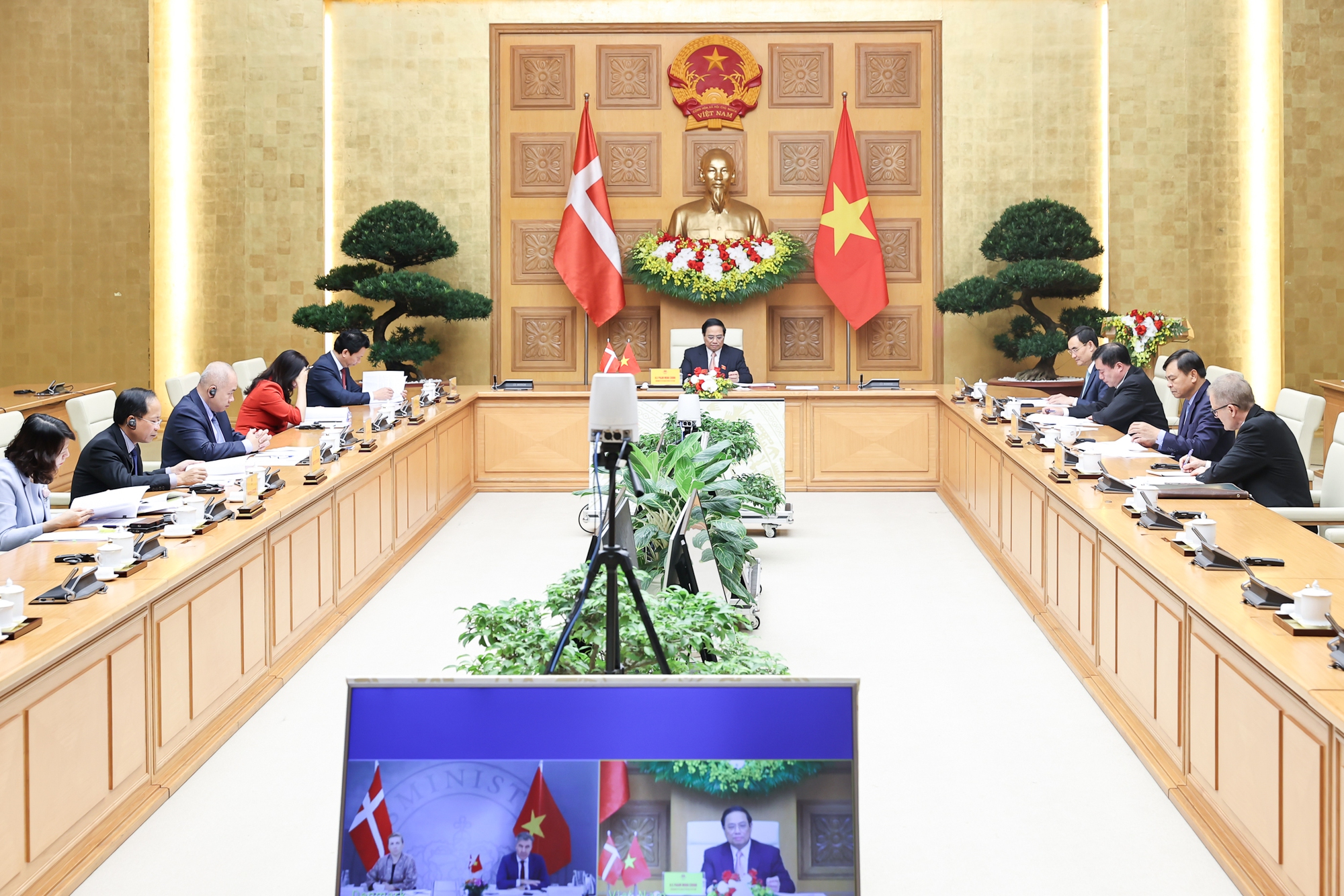 Thủ tướng Phạm Minh Chính hội đàm trực tuyến với Thủ tướng Đan Mạch - Ảnh: VGP/Nhật Bắc