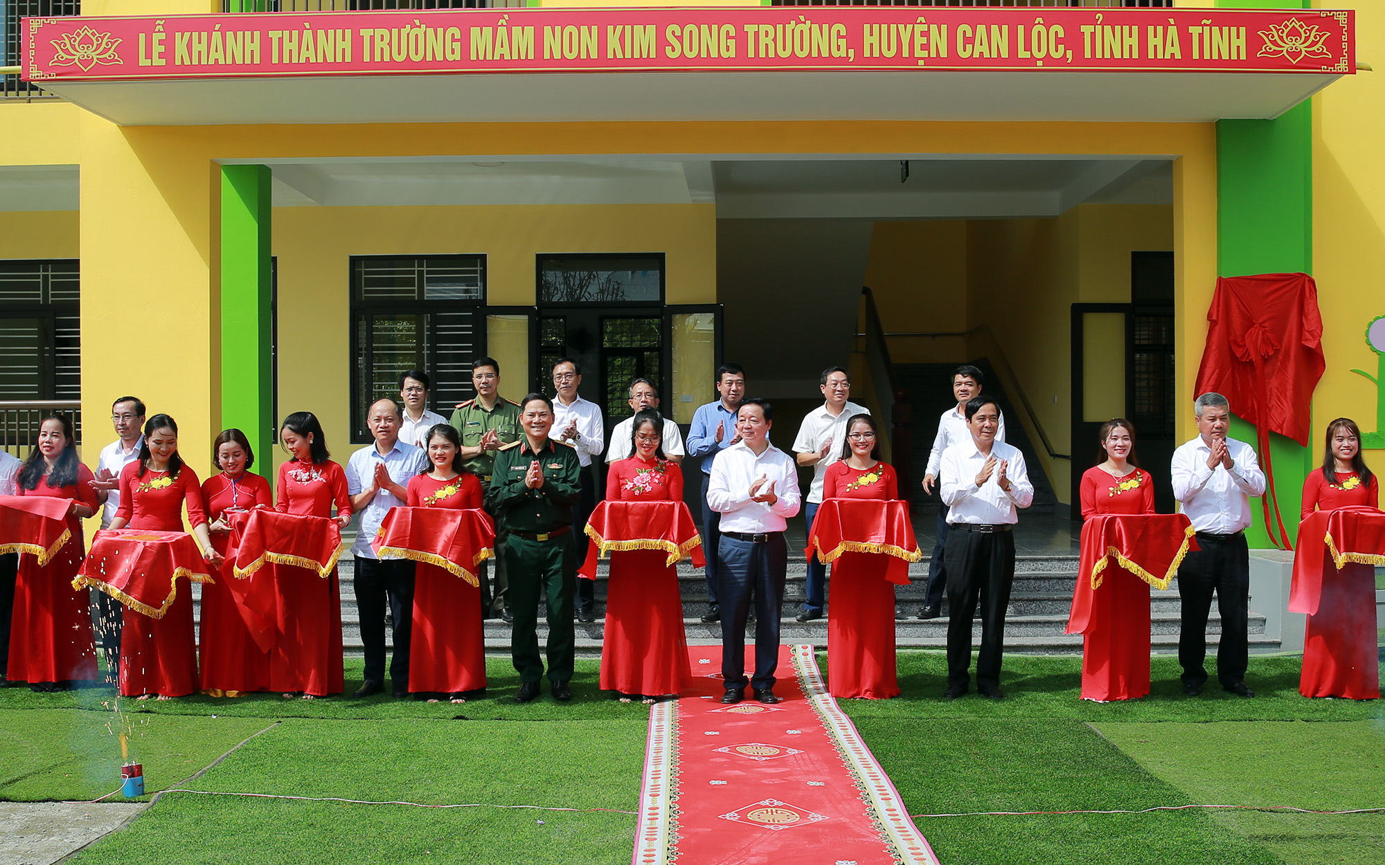Phó Thủ tướng Trần Hồng Hà chung vui với thầy trò tỉnh Hà Tĩnh nhân Ngày Nhà giáo Việt Nam- Ảnh 4.