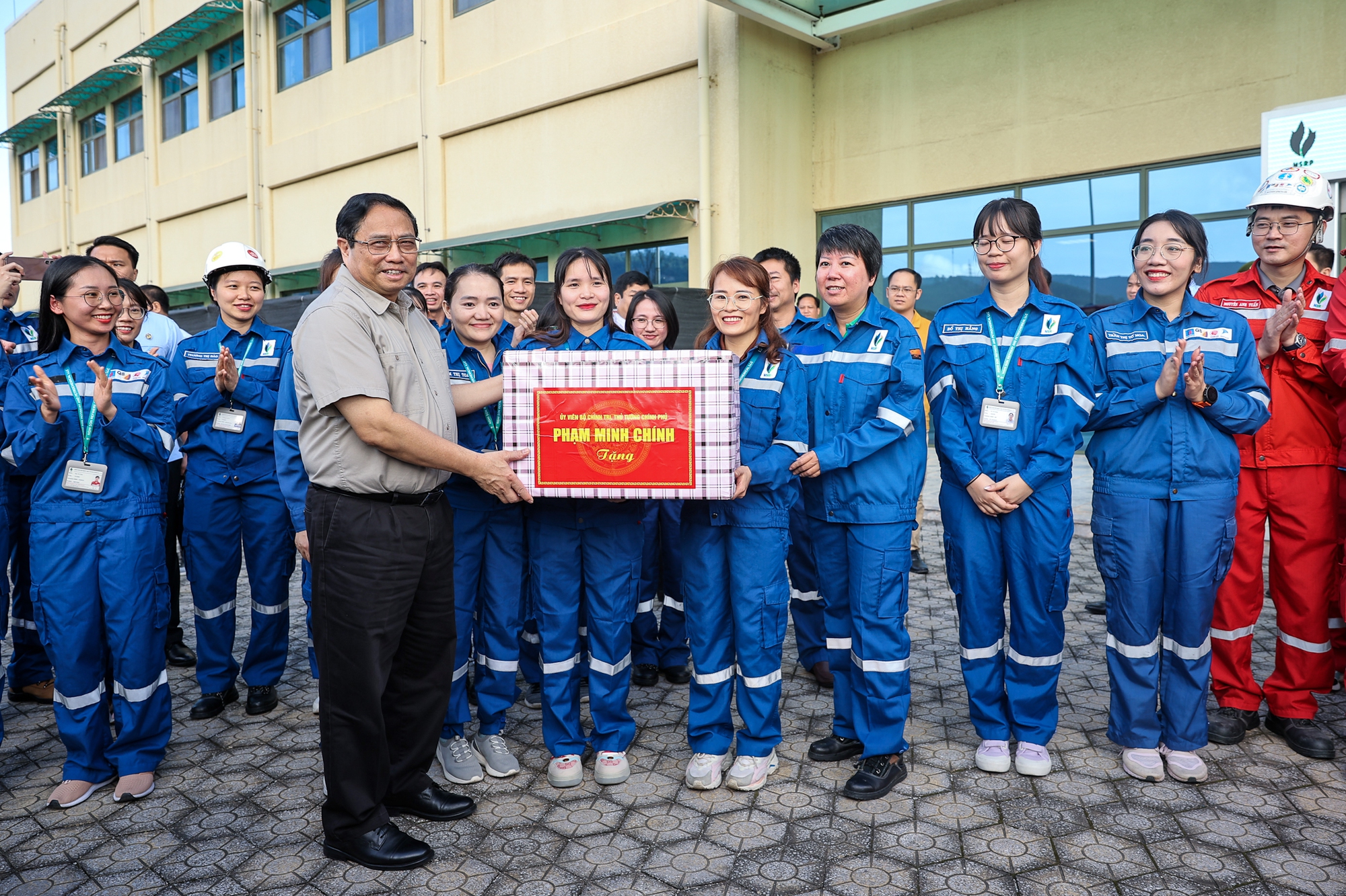 Thủ tướng trò chuyện động viên và tặng quà cho cán bộ, người lao động tại Khu kinh tế Nghi Sơn và Nhà máy lọc hóa dầu Nghi Sơn - Ảnh: VGP/Nhật Bắc