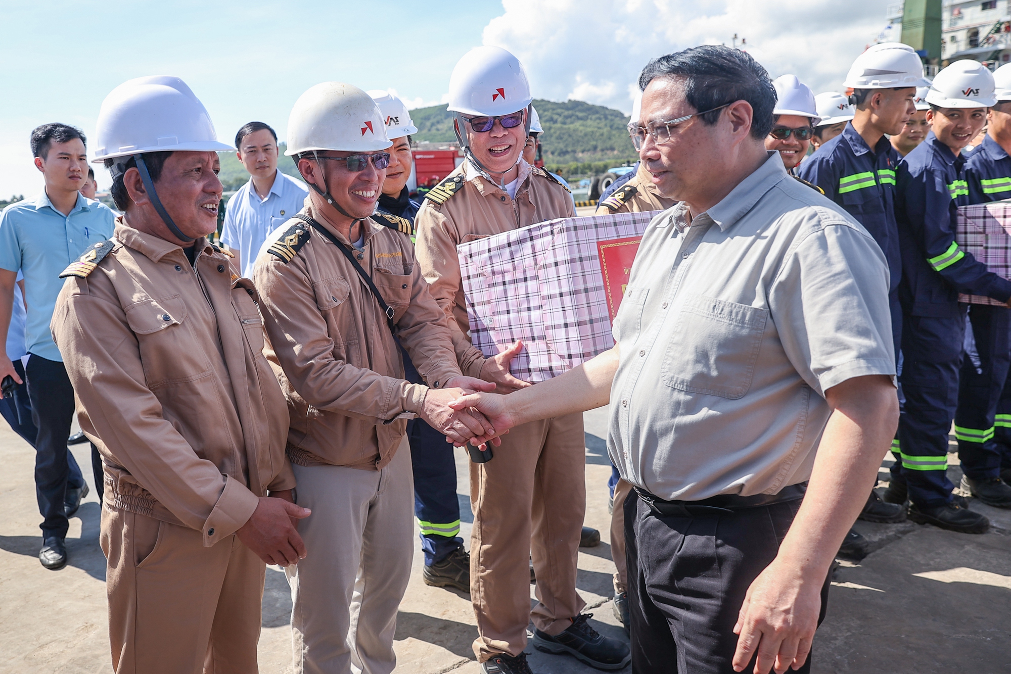 Thủ tướng hỏi thăm, tặng quà công nhân, người lao động tại Cảng biển Nghi Sơn - Ảnh VGP/Nhật Bắc