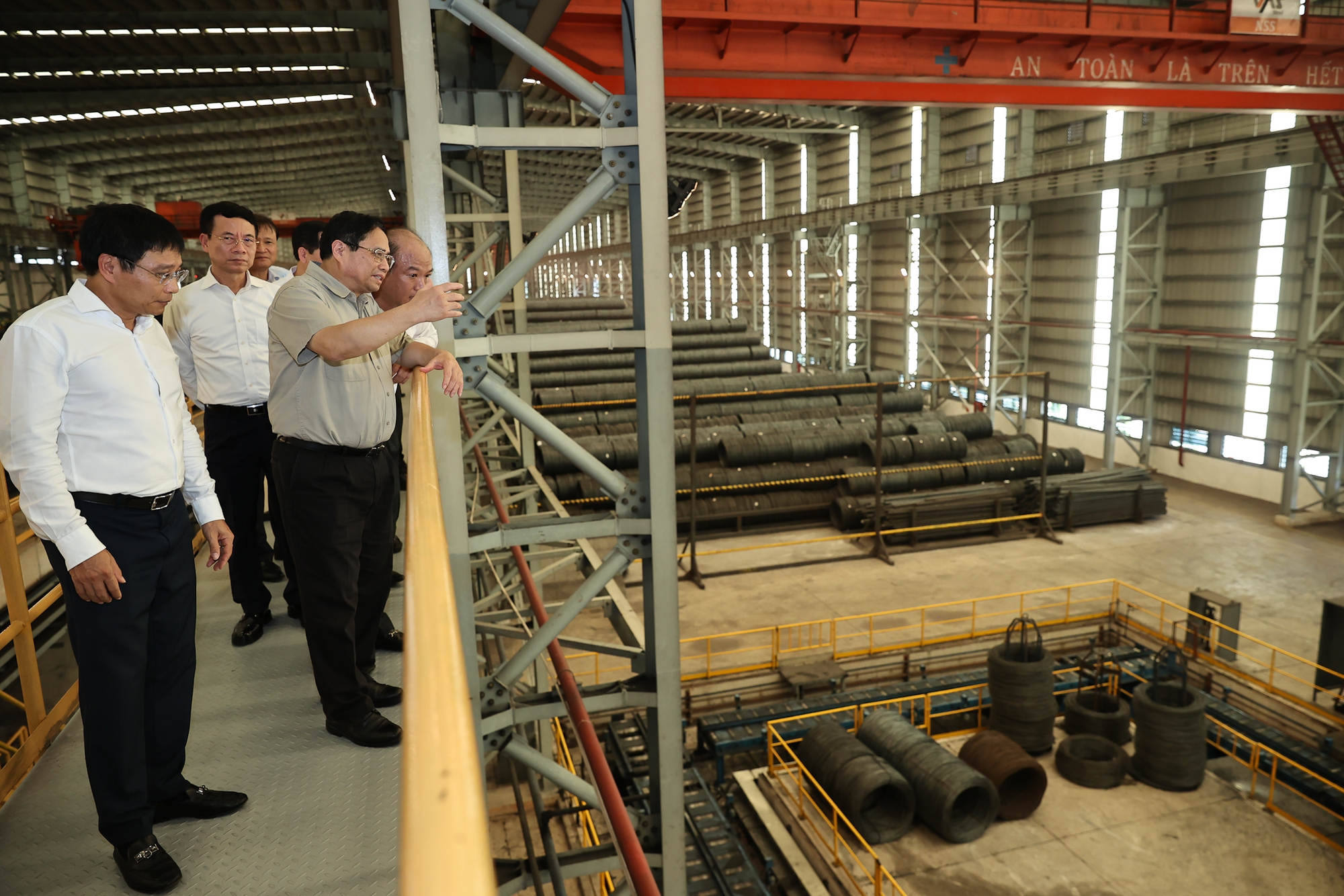 Thủ tướng khảo sát dự án Nhà máy luyện cán thép Nghi Sơn - Ảnh VGP/Nhật Bắc