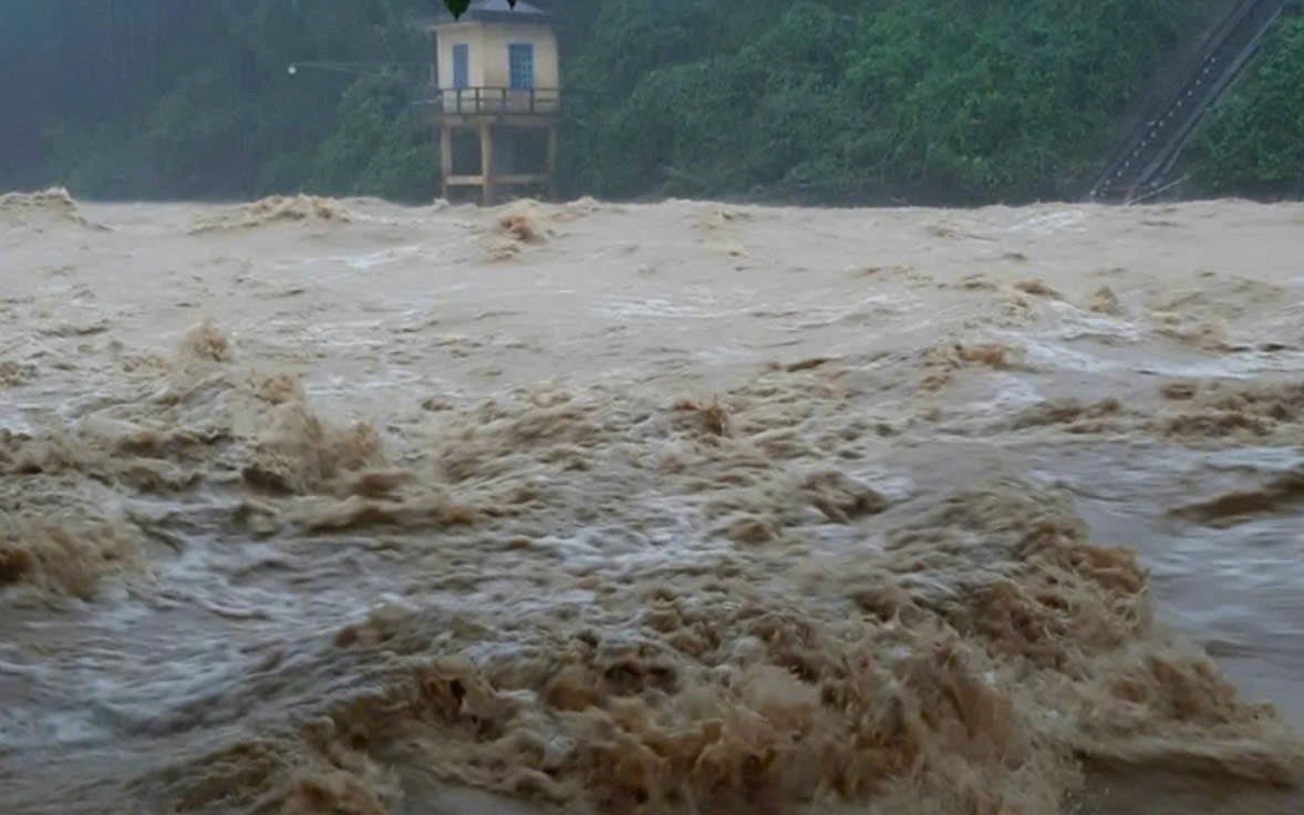 Mưa đặc biệt lớn tại Thừa Thiên Huế, lũ trên sông Hương, sông Bồ đang lên nhanh