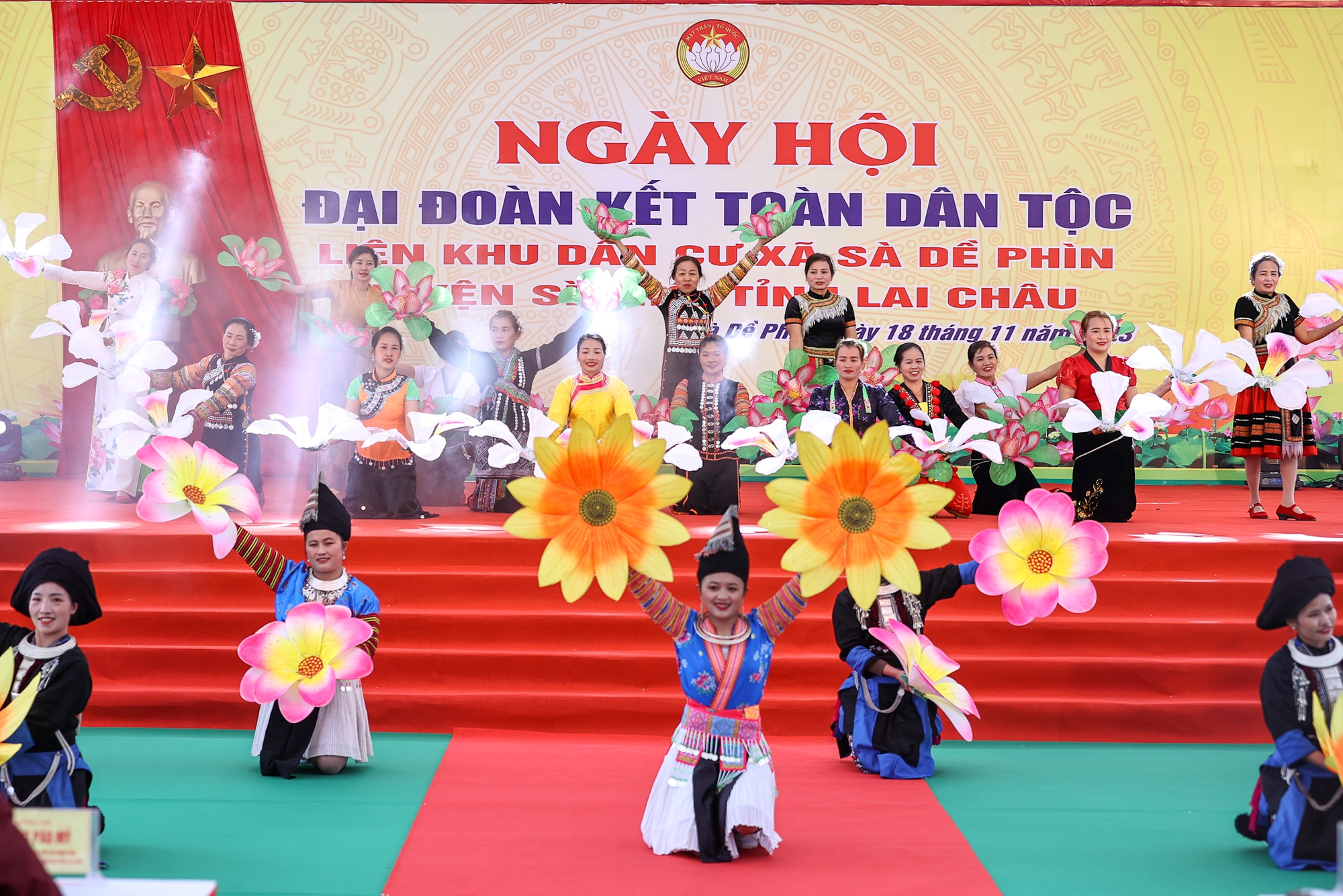 Thủ tướng chung vui Ngày hội đại đoàn kết cùng đồng bào các dân tộc tỉnh Lai Châu- Ảnh 10.