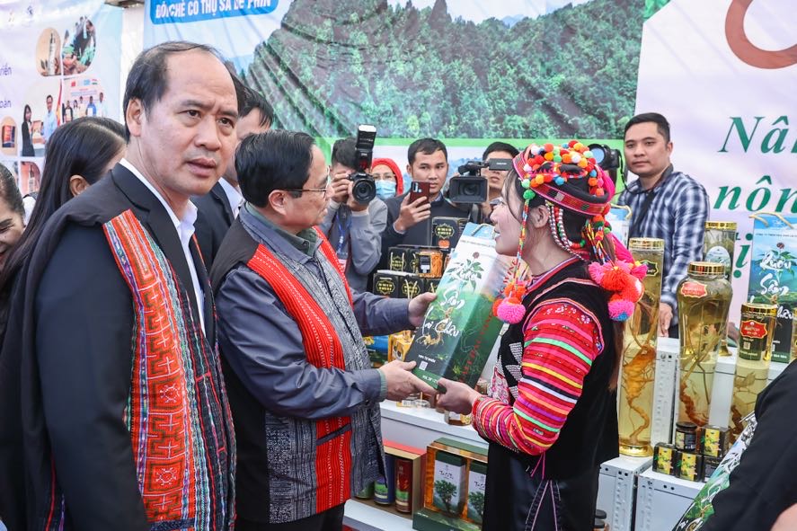 Thủ tướng chung vui Ngày hội đại đoàn kết cùng đồng bào các dân tộc tỉnh Lai Châu- Ảnh 17.