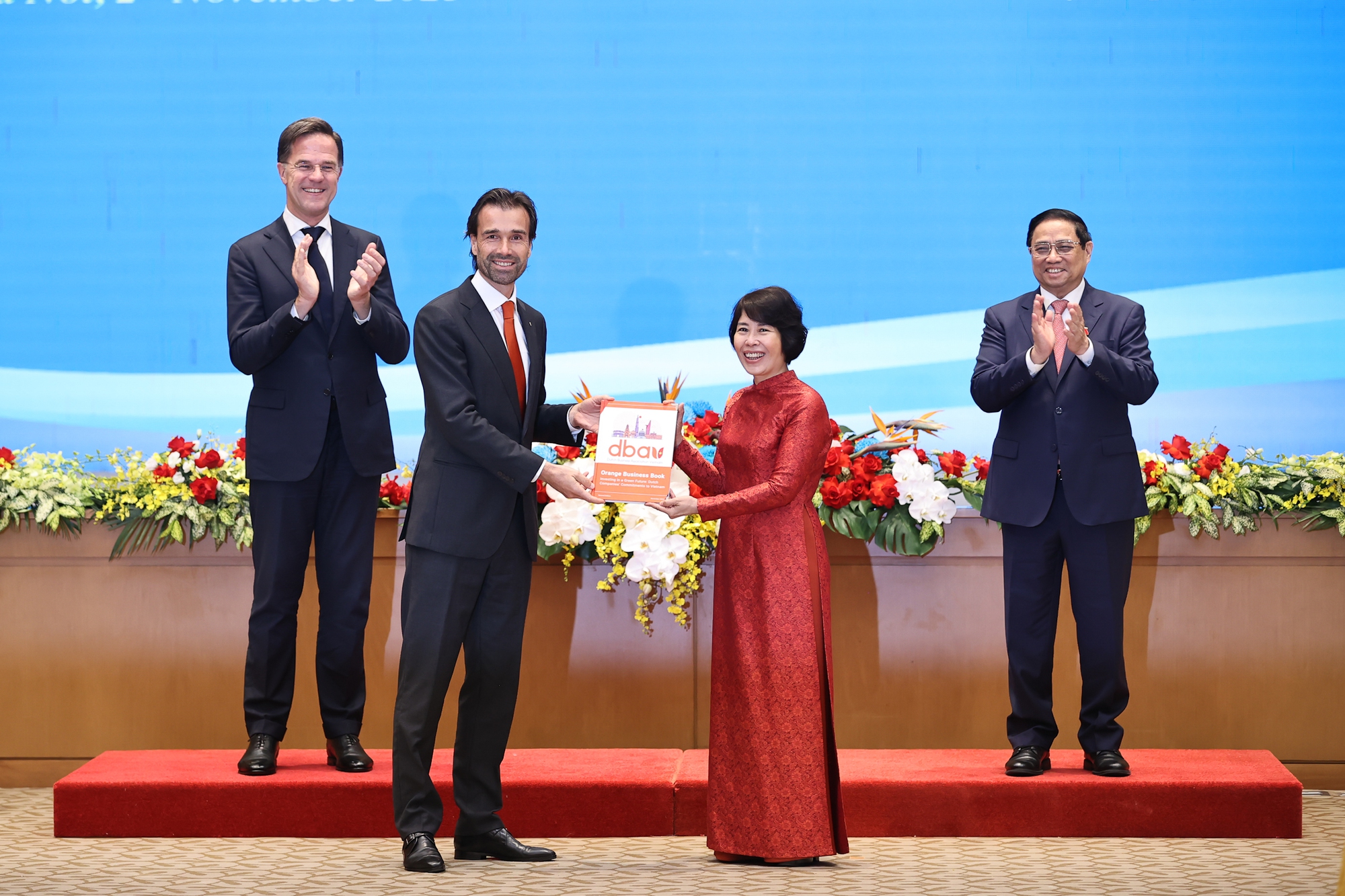 Chủ tịch Hiệp hội Doanh nghiệp Hà Lan tại Việt Nam trao Sách cam Hà Lan cho Thứ trưởng Bộ Kế hoạch và Đầu tư Nguyễn Thị Bích Ngọc - Ảnh: VGP/Nhật Bắc