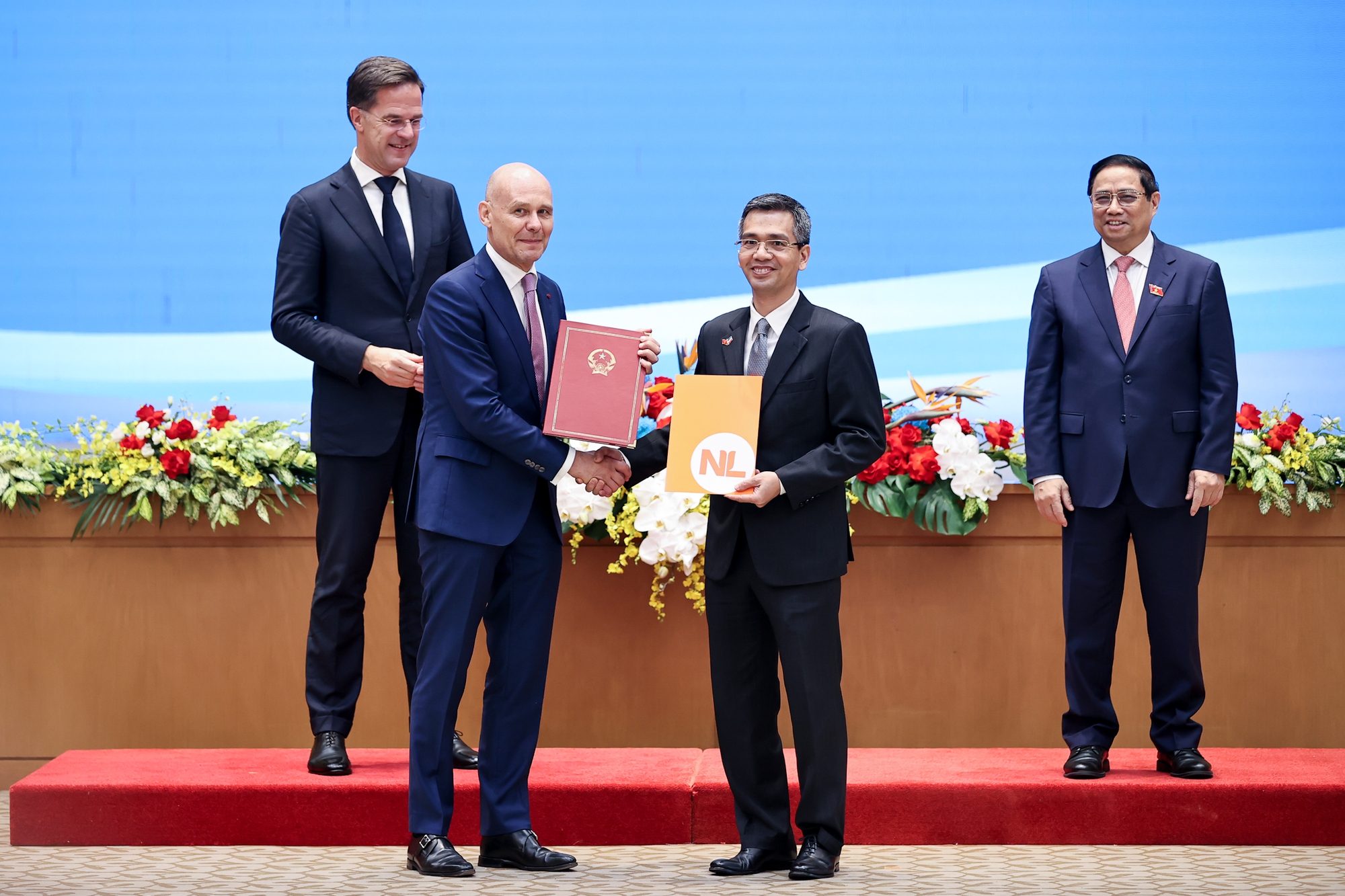 Thứ trưởng Bộ Tài chính Võ Thành Hưng và Đại sứ Hà Lan tại Việt Nam Kees van Baar trao đổi Thỏa thuận về việc thực hiện Hiệp định giữa Việt Nam và Hà Lan về hợp tác và hỗ trợ hành chính lẫn nhau trong lĩnh vực hải quan - Ảnh: VGP/Nhật Bắc