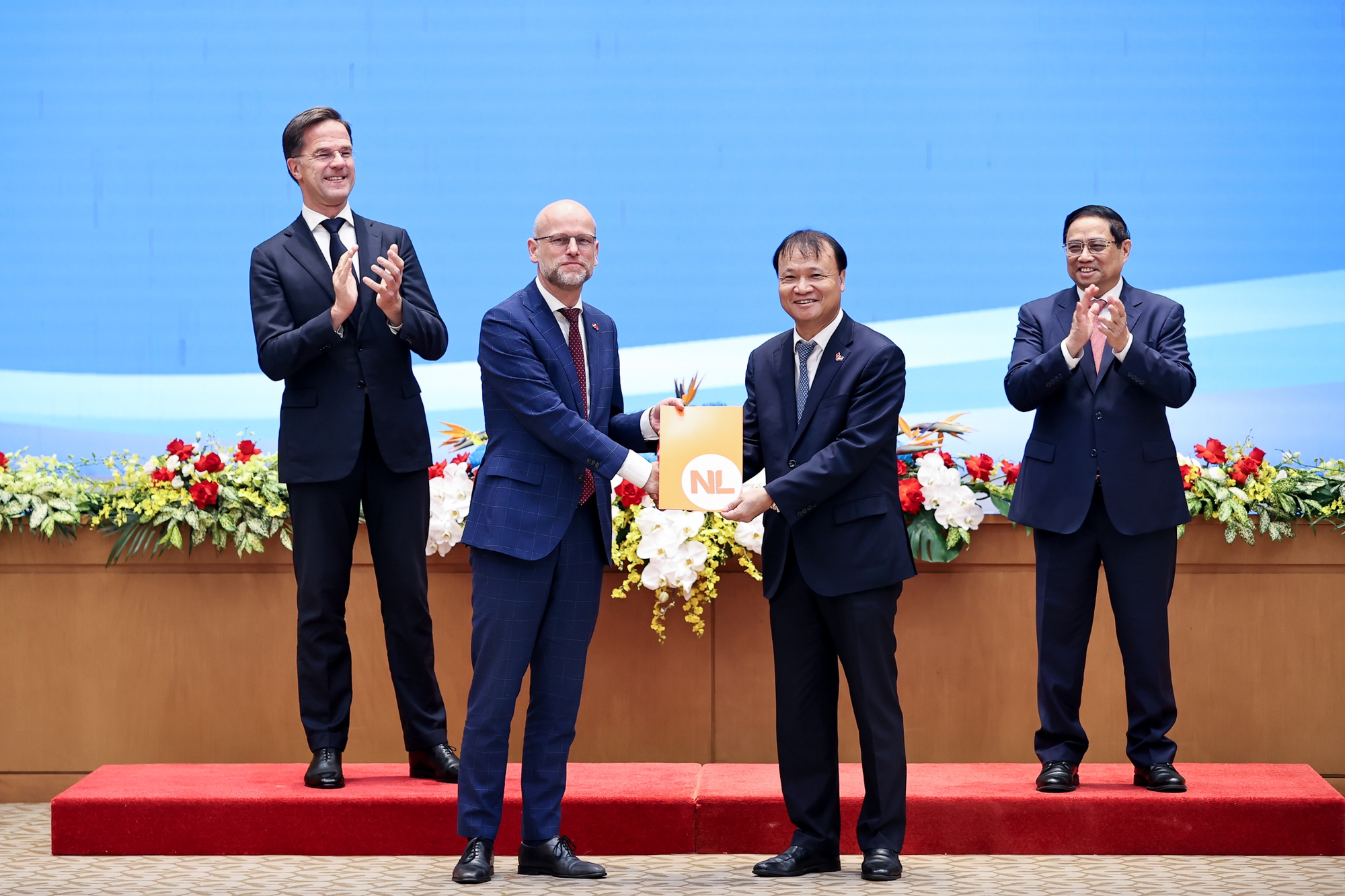 Thứ trưởng Ngoại Thương, Bộ Ngoại giao Hà Lan Michiel Sweers trao cho Thứ trưởng Bộ Công Thương Đỗ Thắng Hải Quyết định viện trợ không hoàn lại của Hà Lan cho chương trình Thúc đẩy xuất khẩu sang thị trường EU thông qua nền tảng thương mại điện tử dành cho doanh nghiệp do phụ nữ làm chủ tại Việt Nam - Ảnh: VGP/Nhật Bắc