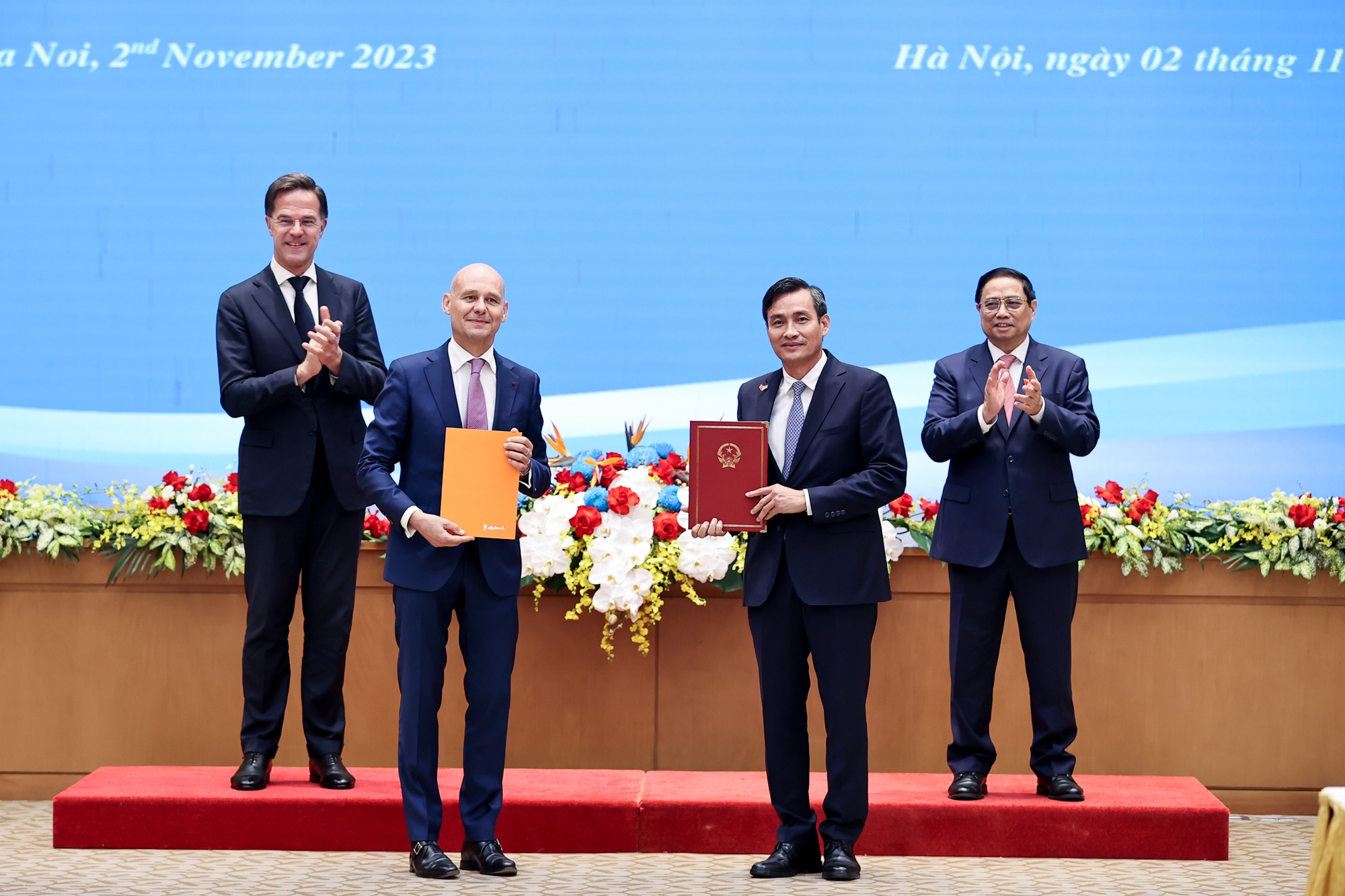 Thứ trưởng Bộ Tài nguyên và Môi trường Trần Quý Kiên và Đại sứ Hà Lan tại Việt Nam Kees van Baar trao Ý định thư về hợp tác thăm dò và khai thác bền vững các khoáng sản quan trọng - Ảnh: VGP/Nhật Bắc