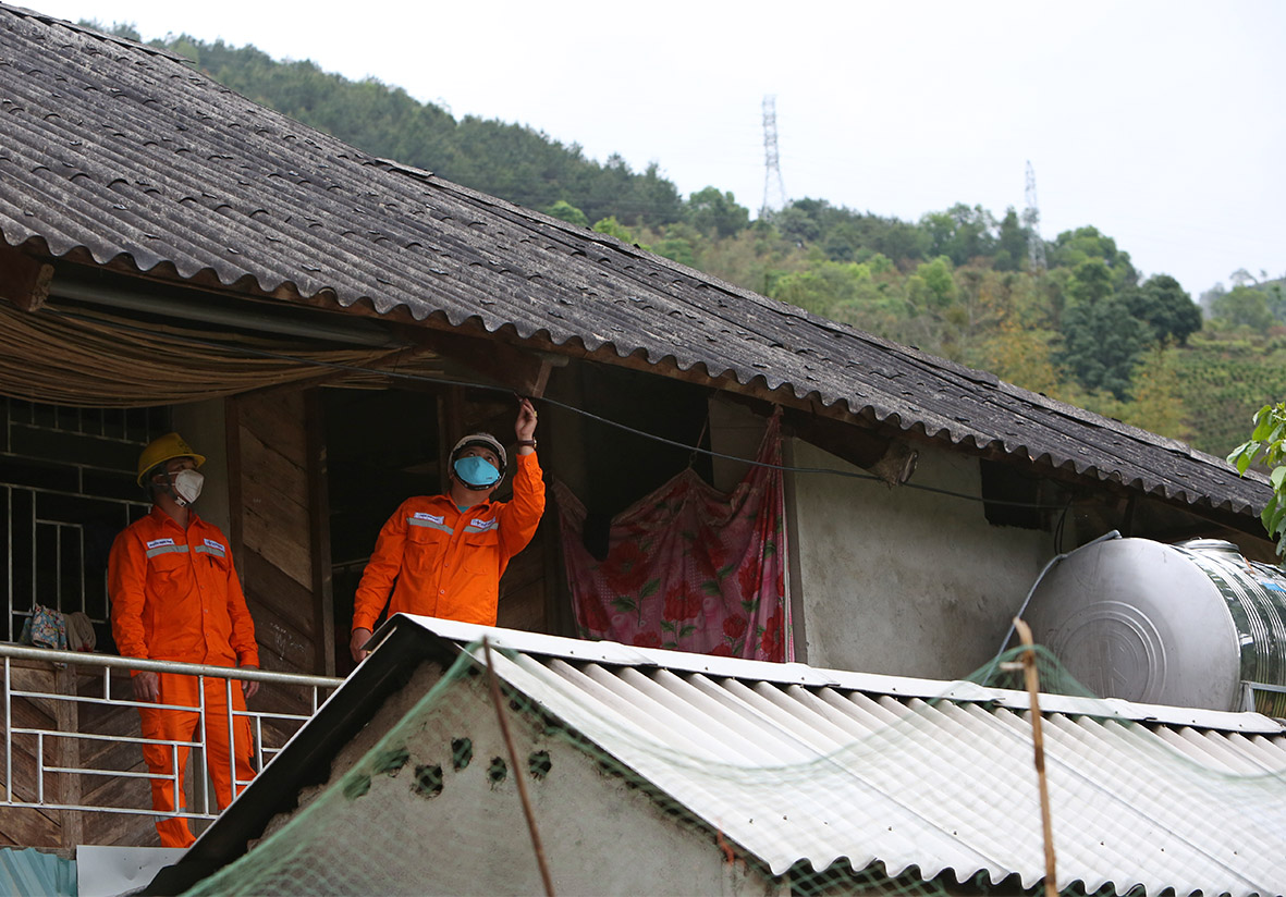 Đồng hành cùng khách hàng sử dụng điện an toàn, tiết kiệm và hiệu quả- Ảnh 1. Đồng hành cùng khách hàng sử dụng điện an toàn, tiết kiệm và hiệu quả- Ảnh 1.