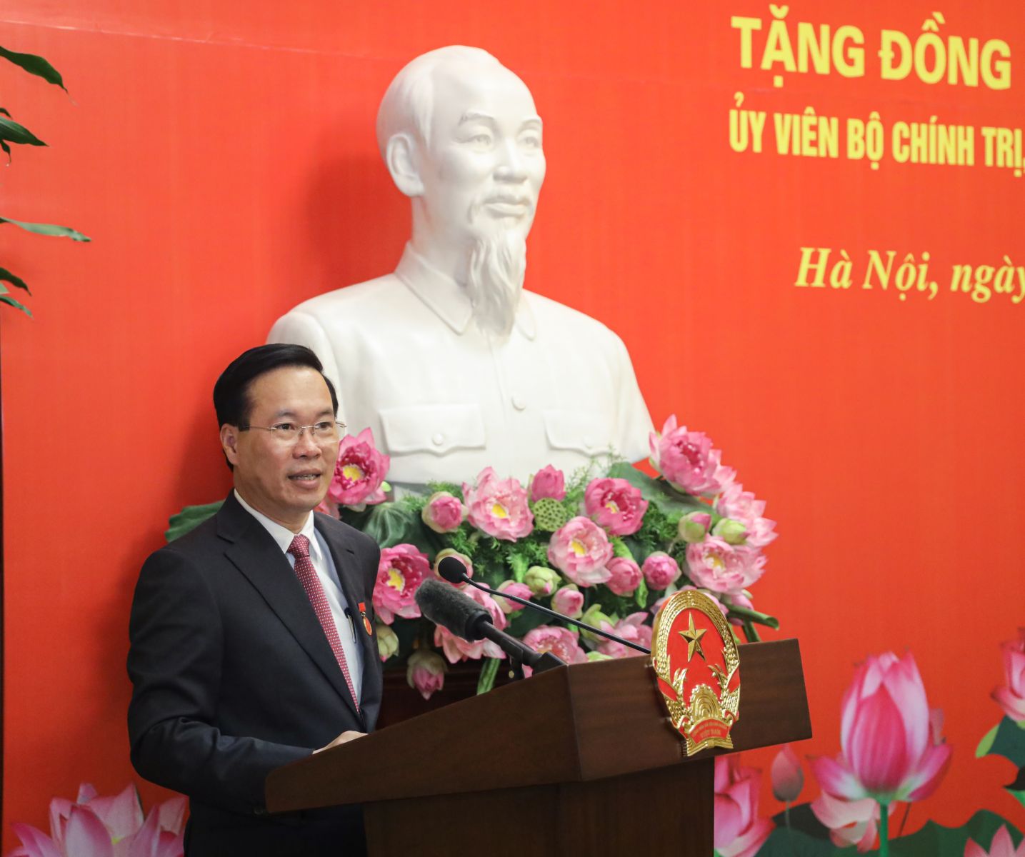 Chủ tịch nước Võ Văn Thưởng nhận Huy hiệu 30 năm tuổi Đảng - Ảnh 2.