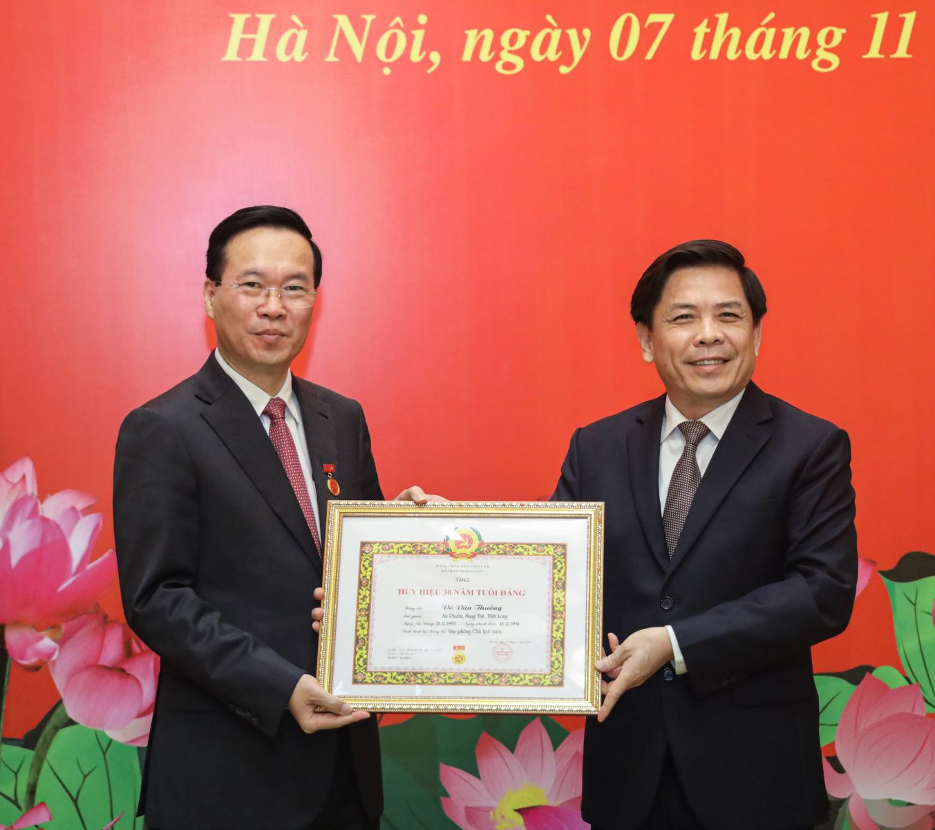 Chủ tịch nước Võ Văn Thưởng nhận Huy hiệu 30 năm tuổi Đảng - Ảnh 1.