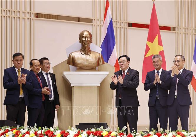 Chủ tịch Quốc hội Vương Đình Huệ gặp gỡ cộng đồng người Việt Nam tại Thái Lan- Ảnh 2.