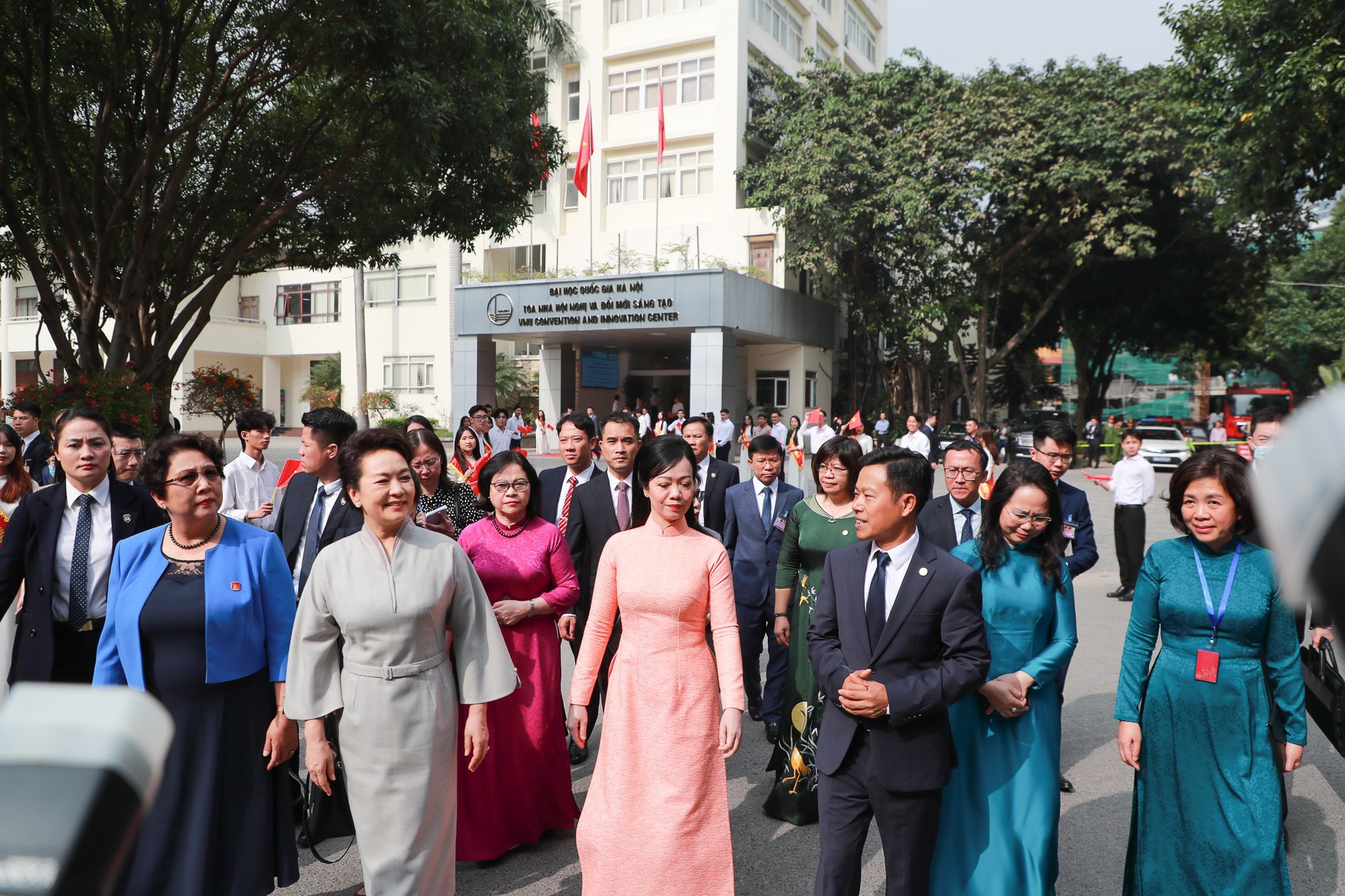 Phu nhân Chủ tịch nước Việt Nam và Phu nhân Tổng Bí thư, Chủ tịch nước Trung Quốc giao lưu với sinh viên ĐHQGHN- Ảnh 1.