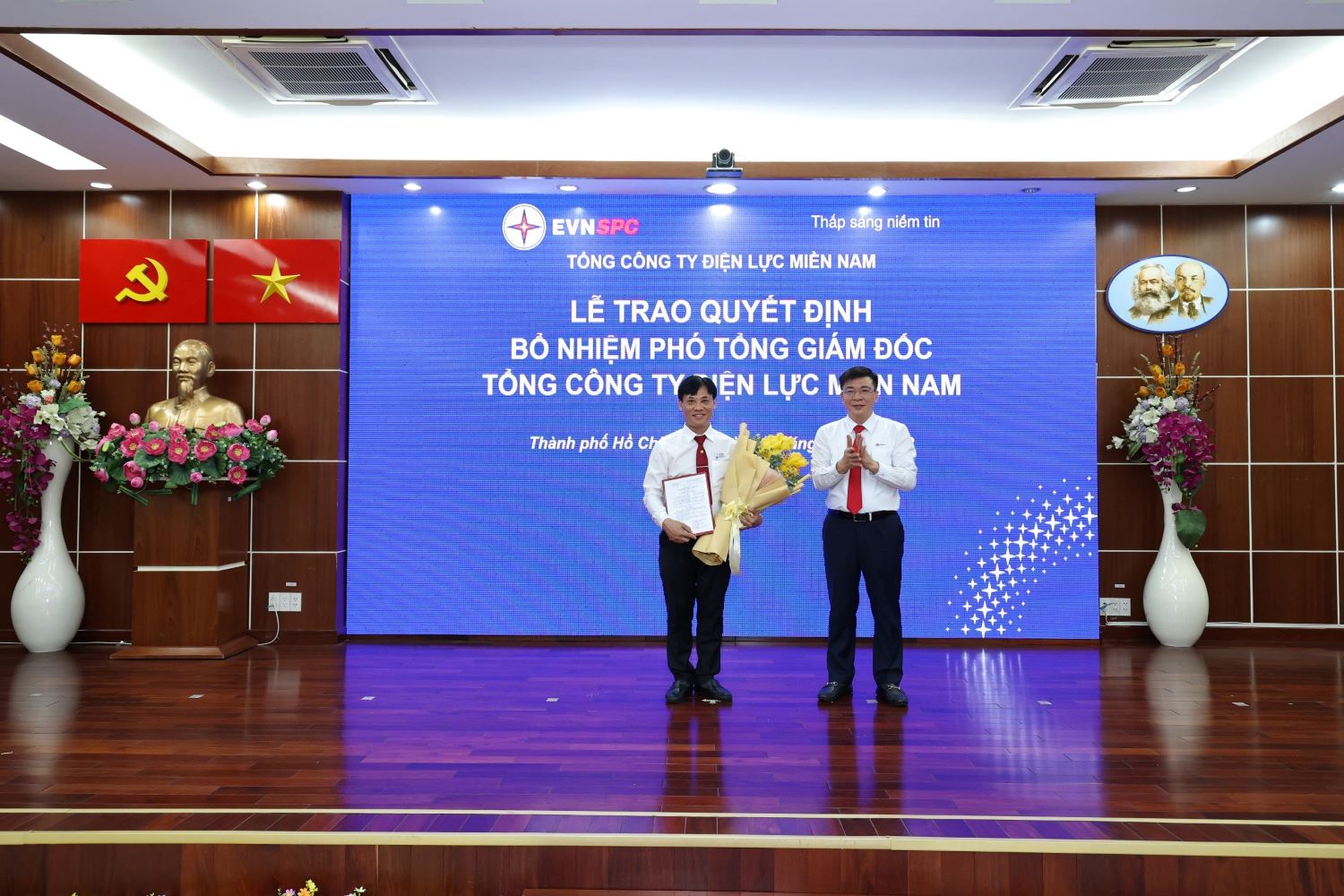 EVNSPC công bố và trao quyết định bổ nhiệm 2 Phó tổng giám đốc- Ảnh 1. EVNSPC công bố và trao quyết định bổ nhiệm 2 Phó tổng giám đốc- Ảnh 1.