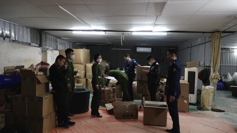 Hà Nội: Phát hiện lô thực phẩm chức năng nổi tiếng gia công tại...Chương Mỹ- Ảnh 4. Hà Nội: Phát hiện lô thực phẩm chức năng nổi tiếng gia công tại...Chương Mỹ- Ảnh 4.