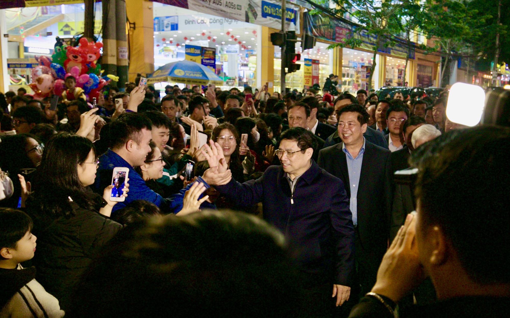 Chùm ảnh: Thủ tướng cùng nhân dân tỉnh biên giới Cao Bằng đón năm mới 2024- Ảnh 5.