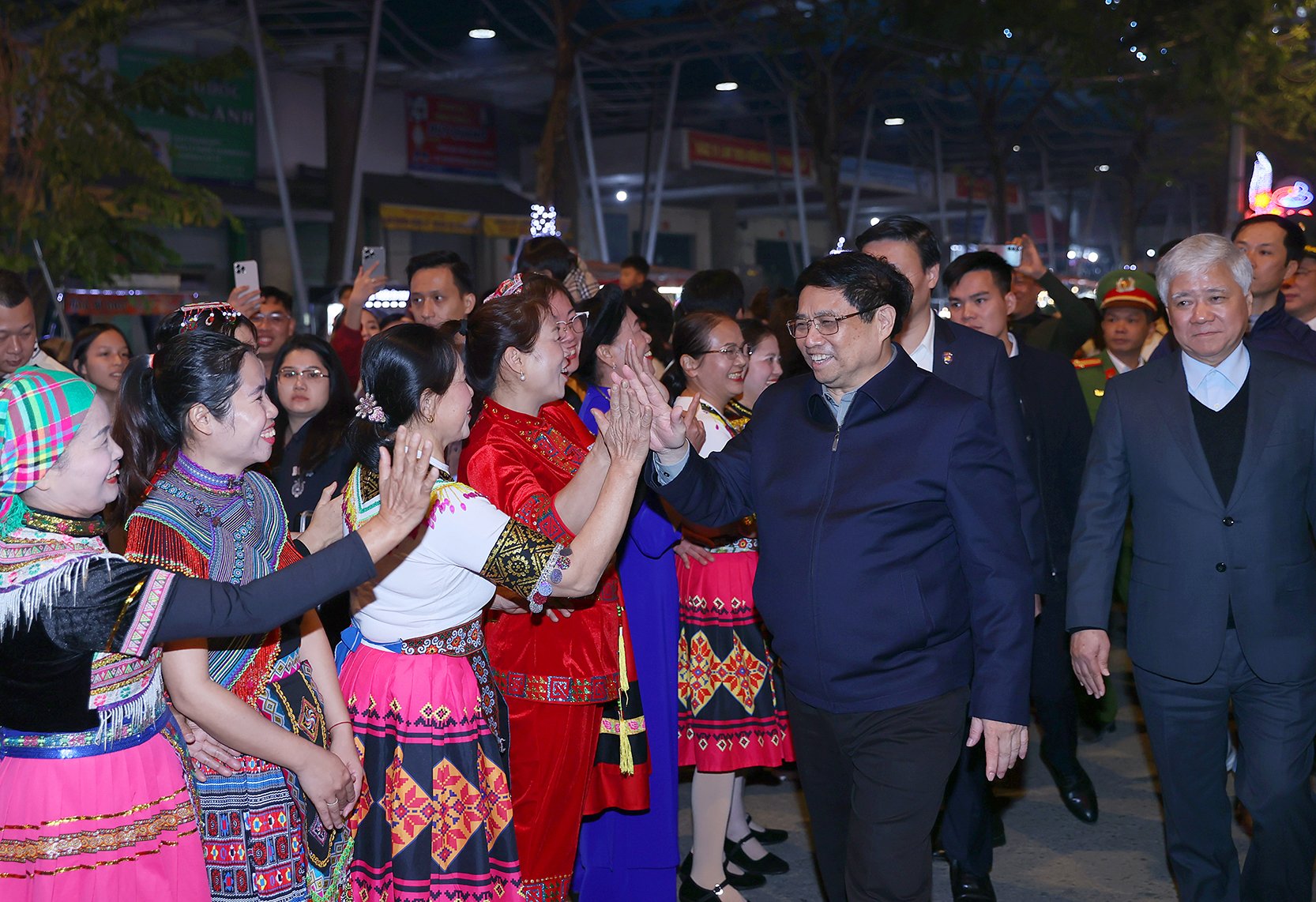 Chùm ảnh: Thủ tướng cùng nhân dân tỉnh biên giới Cao Bằng đón năm mới 2024- Ảnh 2.