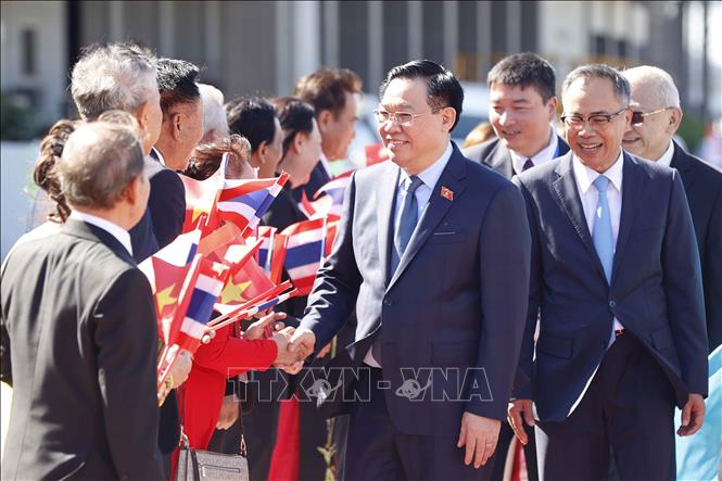 Chủ tịch Quốc hội Vương Đình Huệ đến Bangkok, bắt đầu thăm chính thức Thái Lan- Ảnh 3.
