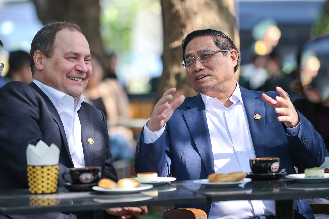Hai Thủ tướng Việt Nam và Belarus tham quan Cột cờ Hà Nội, thưởng thức cà phê Việt Nam- Ảnh 4.