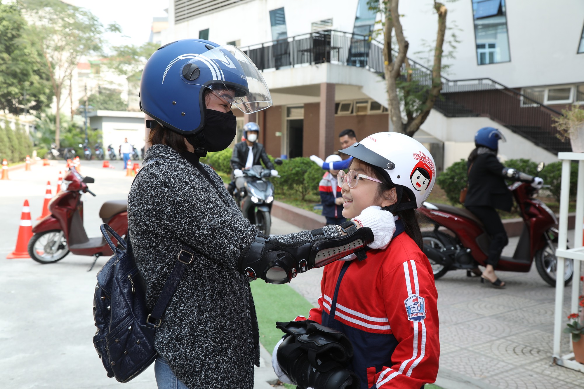 Trao gần 620.000 mũ bảo hiểm cho các em học sinh