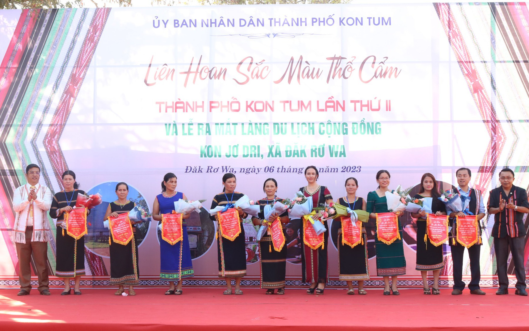 Kon Tum: Liên hoan sắc màu thổ cẩm tại làng du lịch cộng đồng Kon Jơ Dri