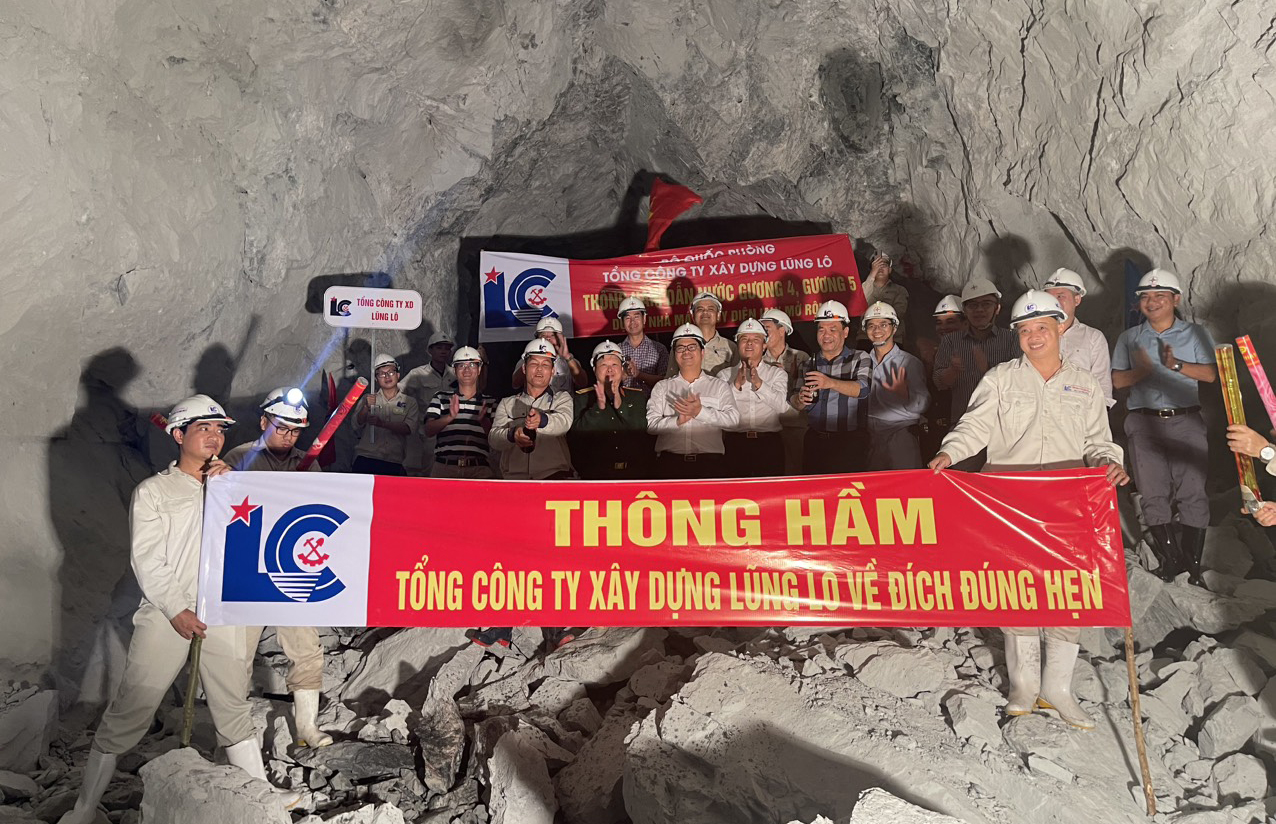 Hoàn thành thông 5.700 mét đường hầm dự án NMTĐ Ialy mở rộng - Ảnh 1. Hoàn thành thông 5.700 mét đường hầm dự án NMTĐ Ialy mở rộng - Ảnh 1.