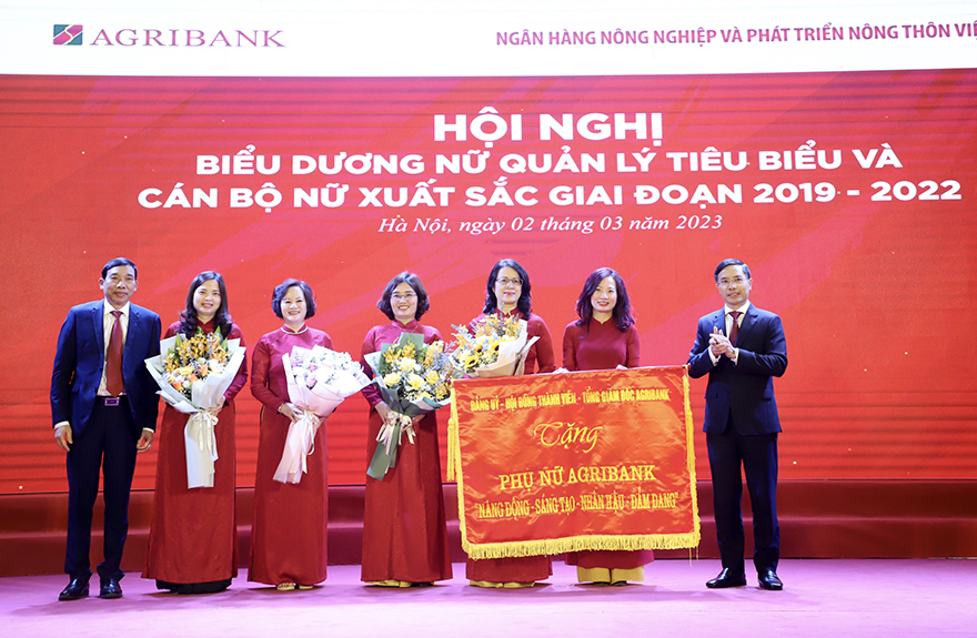 Agribank biểu dương “Nữ quản lý tiêu biểu, cán bộ nữ có thành tích xuất sắc” giai đoạn 2019 – 2022 - Ảnh 2.