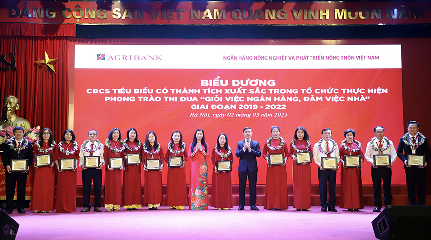 Agribank biểu dương “Nữ quản lý tiêu biểu, cán bộ nữ có thành tích xuất sắc” giai đoạn 2019 – 2022 - Ảnh 3.