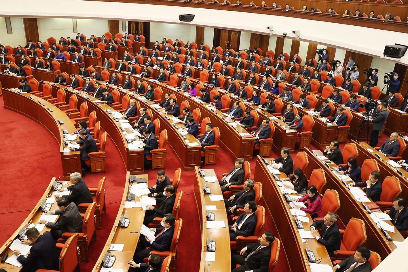 Kết luận của Bộ Chính trị về tiếp tục thực hiện Nghị quyết số 18 - Ảnh 1.