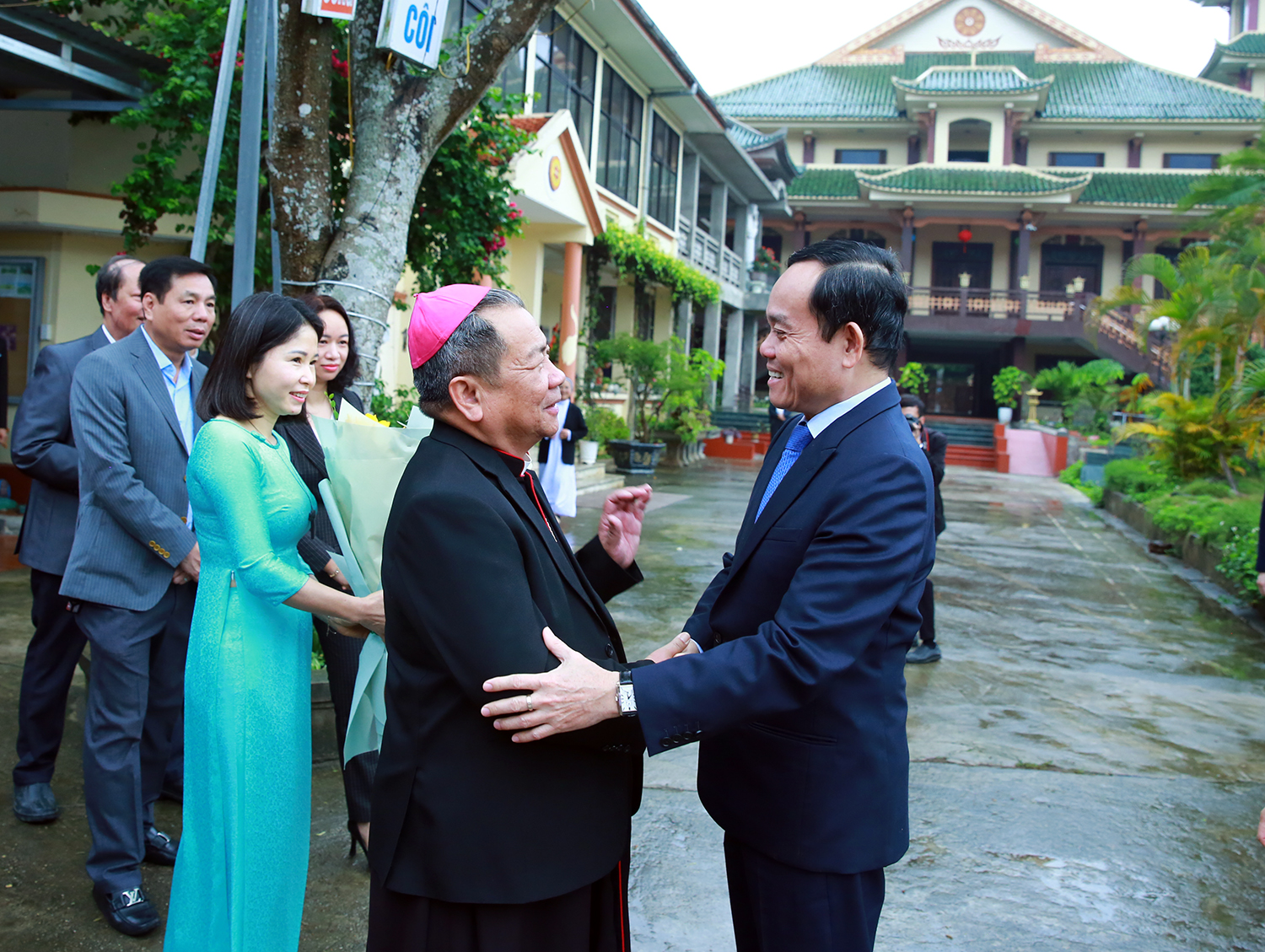 Phó Thủ tướng Trần Lưu Quang chúc mừng Lễ Phục sinh tại Lạng Sơn - Ảnh 1.