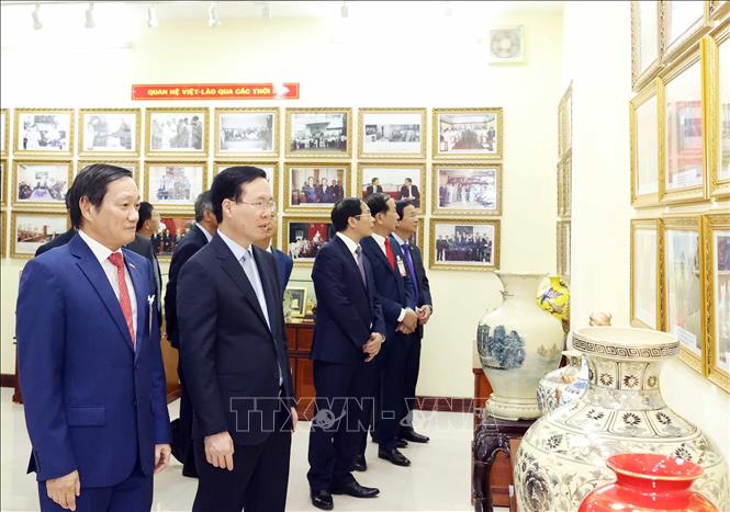 Chủ tịch nước Võ Văn Thưởng thăm Đại sứ quán và cộng đồng người Việt tại Lào - Ảnh 3.