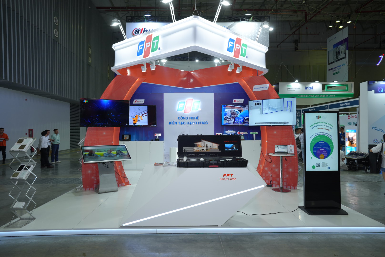 Chuyên gia đề xuất giải pháp chiến lược phát triển đô thị thông minh - Ảnh 2. Chuyên gia đề xuất giải pháp chiến lược phát triển đô thị thông minh - Ảnh 2.