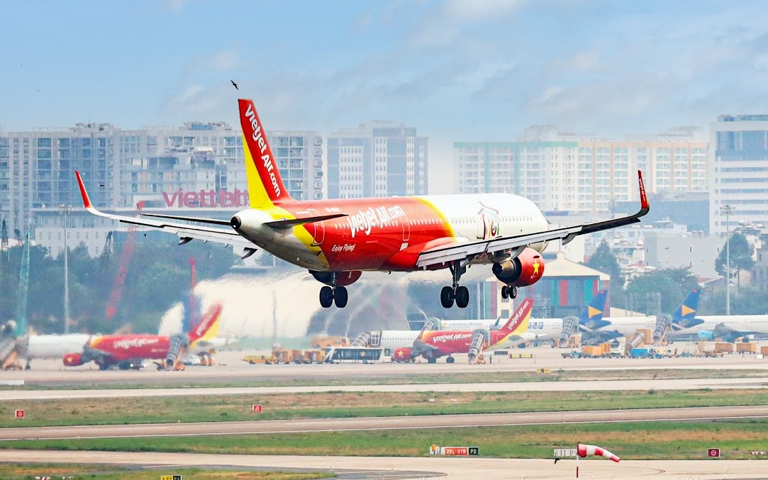 Máy bay Vietjet mang biểu tượng du lịch TPHCM hạ cánh Tân Sơn Nhất