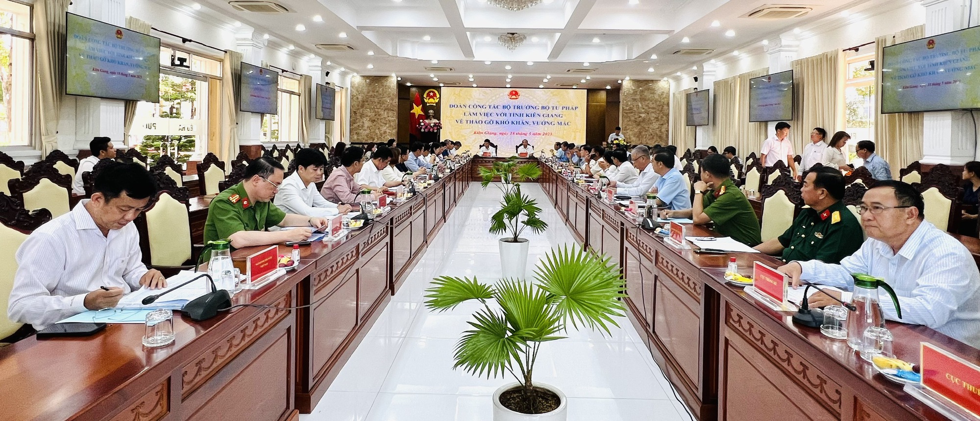 Bộ trưởng Bộ Tư pháp làm việc với tỉnh Kiên Giang về tháo gỡ khó khăn trong sản xuất kinh doanh - Ảnh 1. Bộ trưởng Bộ Tư pháp làm việc với tỉnh Kiên Giang về tháo gỡ khó khăn trong sản xuất kinh doanh - Ảnh 1.